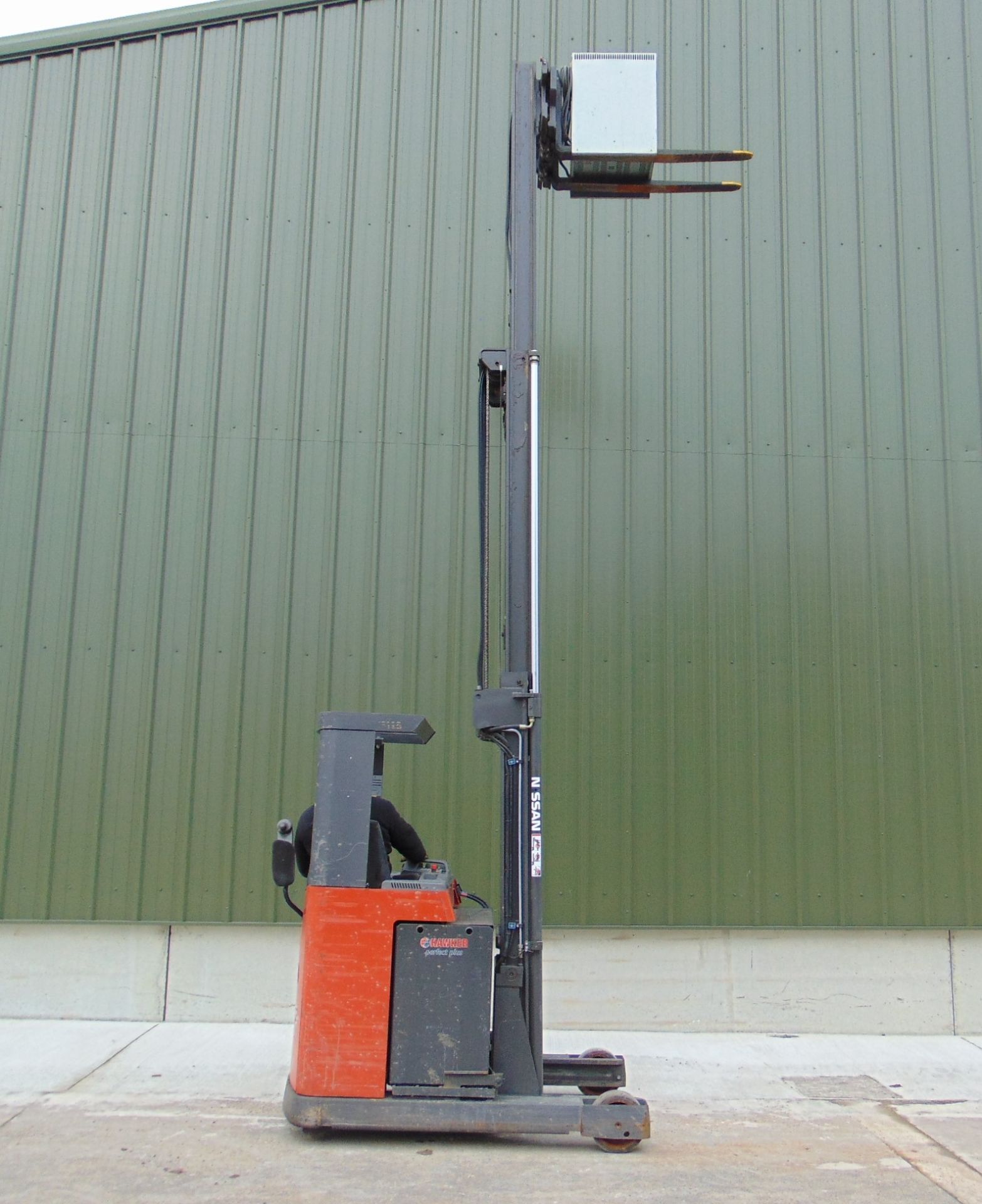 Nissan UNS-200 Electric Reach Fork Lift w/ Battery Charger Unit 2283 hrs - Image 15 of 31
