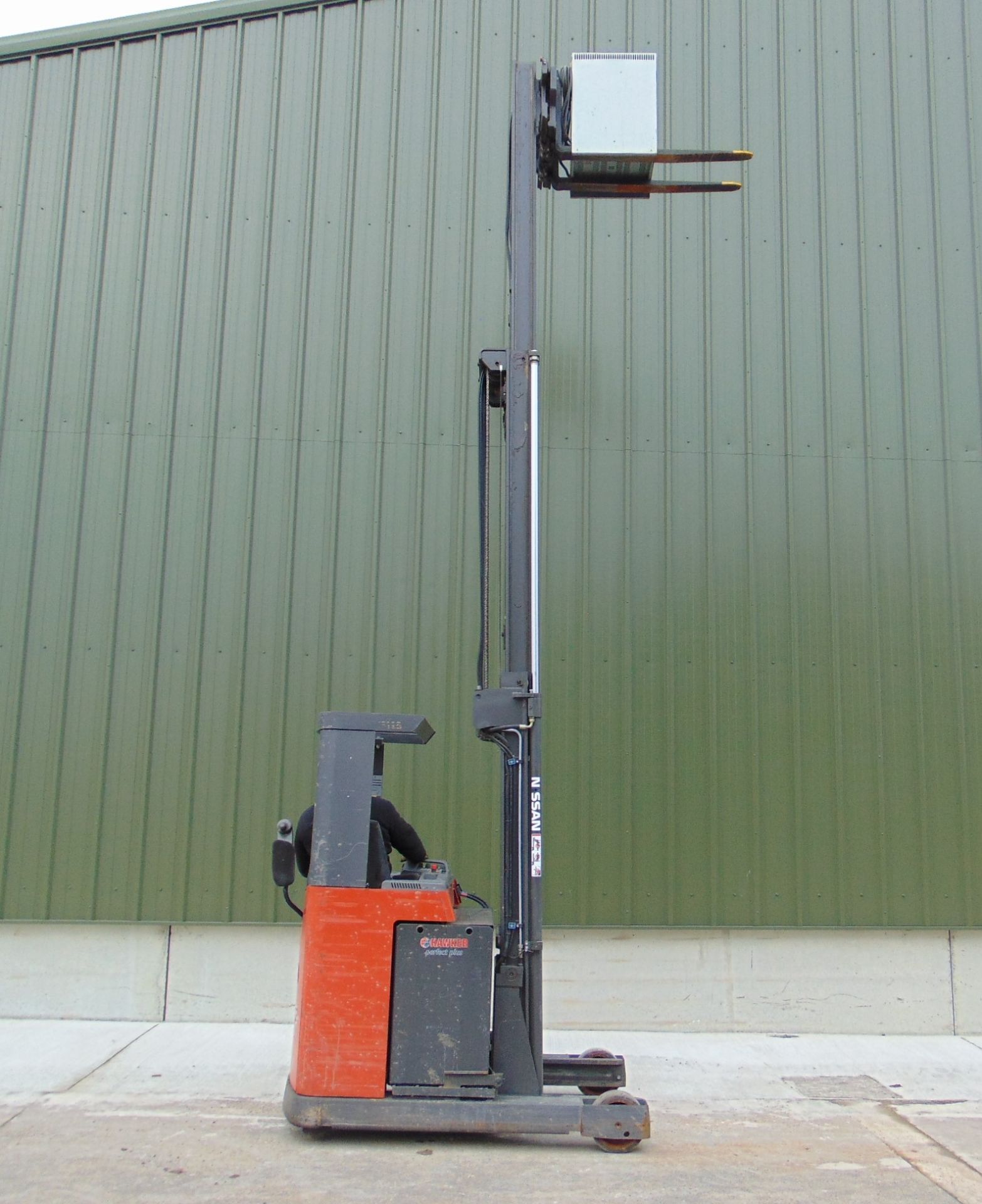 Nissan UNS-200 Electric Reach Fork Lift w/ Battery Charger Unit 2283 hrs - Bild 15 aus 31