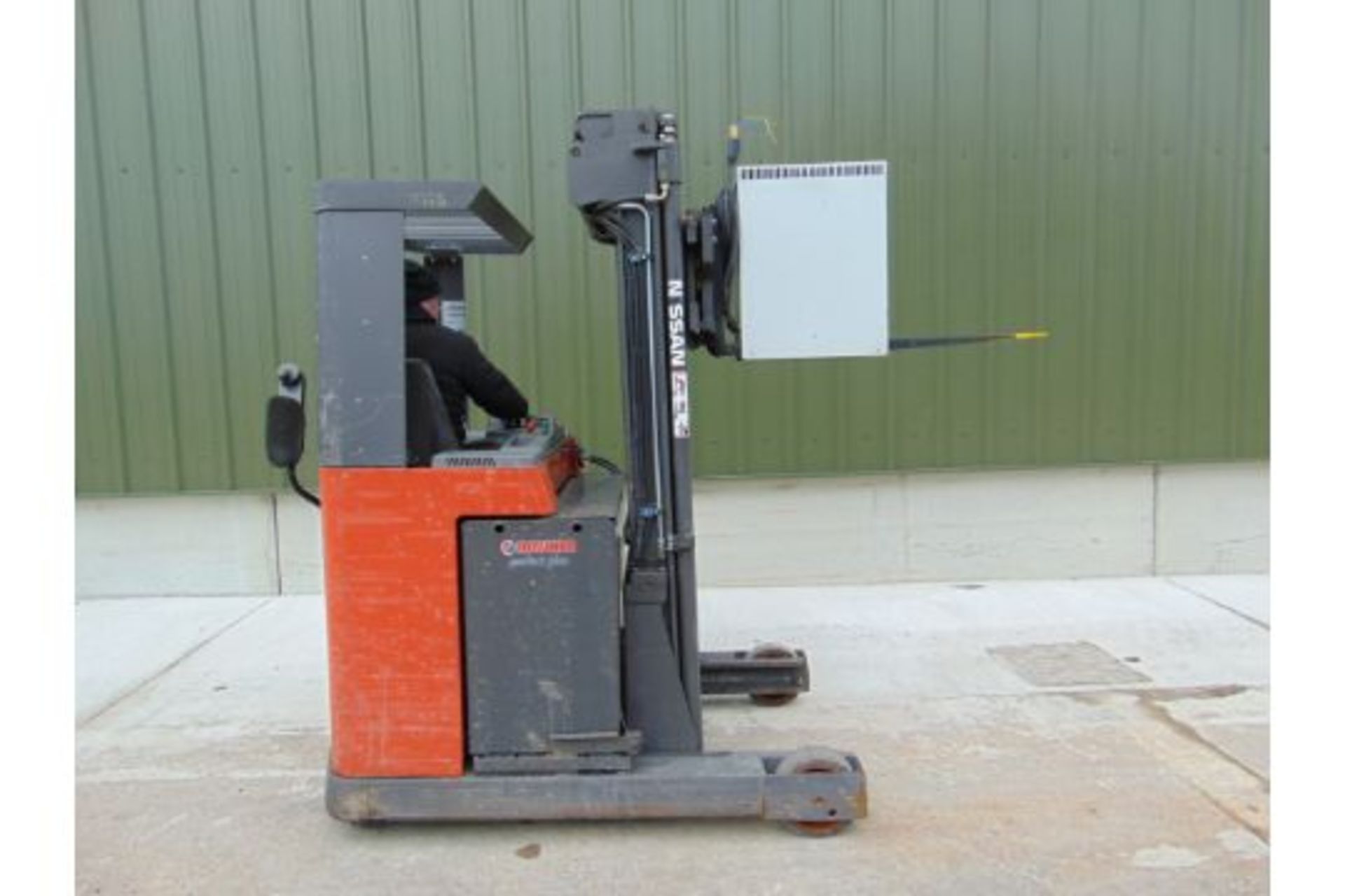 2005 Nissan UNS-200 Electric Reach Fork Lift w/ Battery Charger Unit - Image 14 of 31