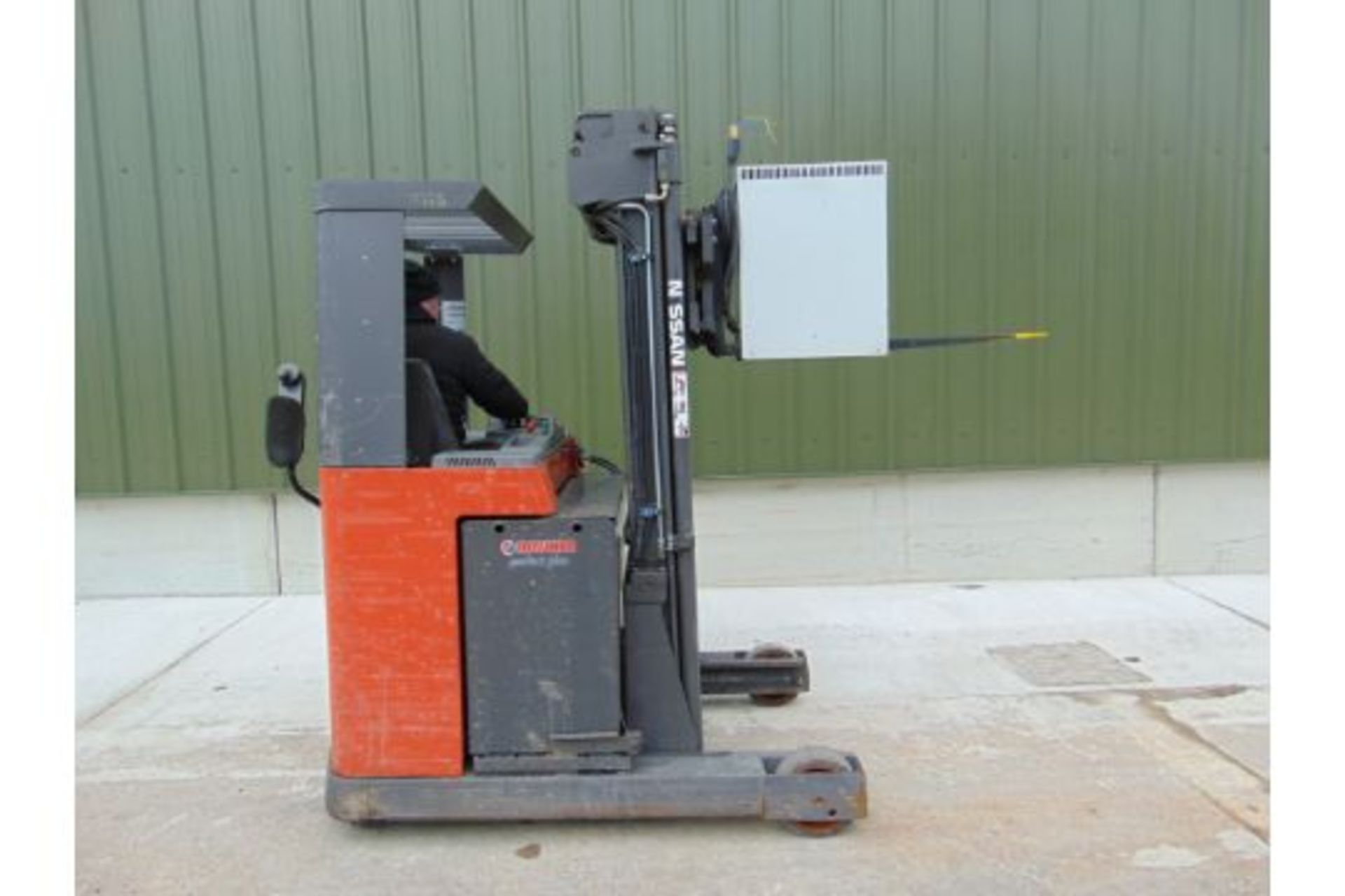 2005 Nissan UNS-200 Electric Reach Fork Lift w/ Battery Charger Unit - Bild 14 aus 31