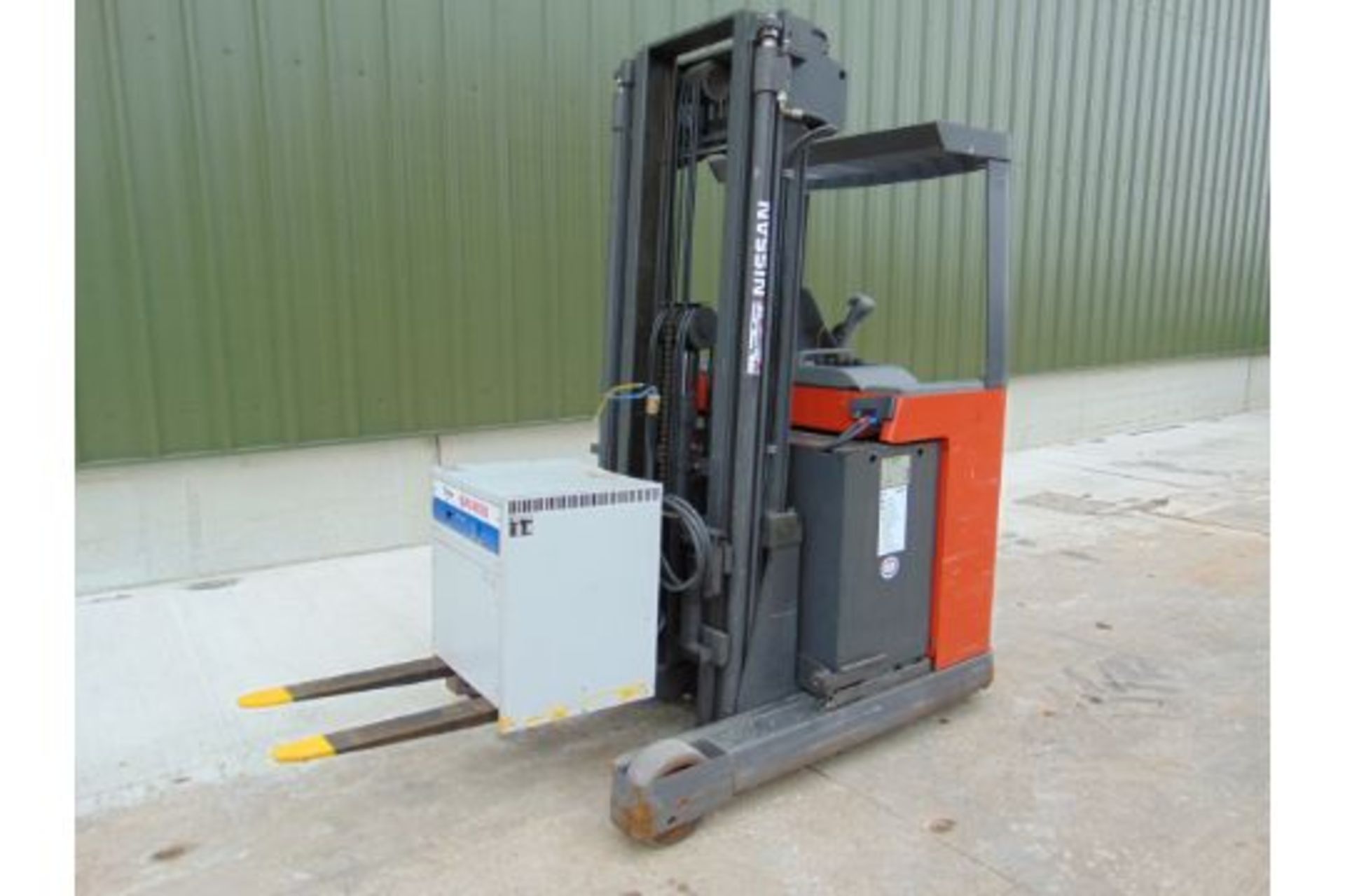 2005 Nissan UNS-200 Electric Reach Fork Lift w/ Battery Charger Unit - Image 4 of 31