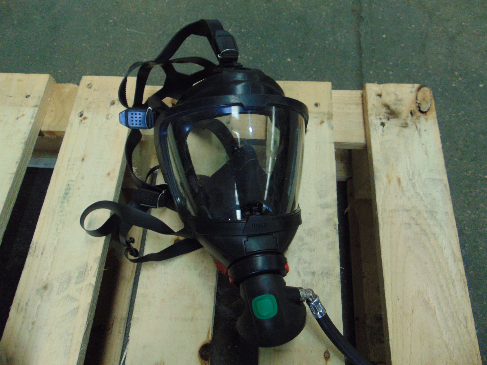 Drager PSS 7000 Self Contained Breathing Apparatus w/ 2 x Drager 300 Bar Air Cylinders - Image 6 of 17