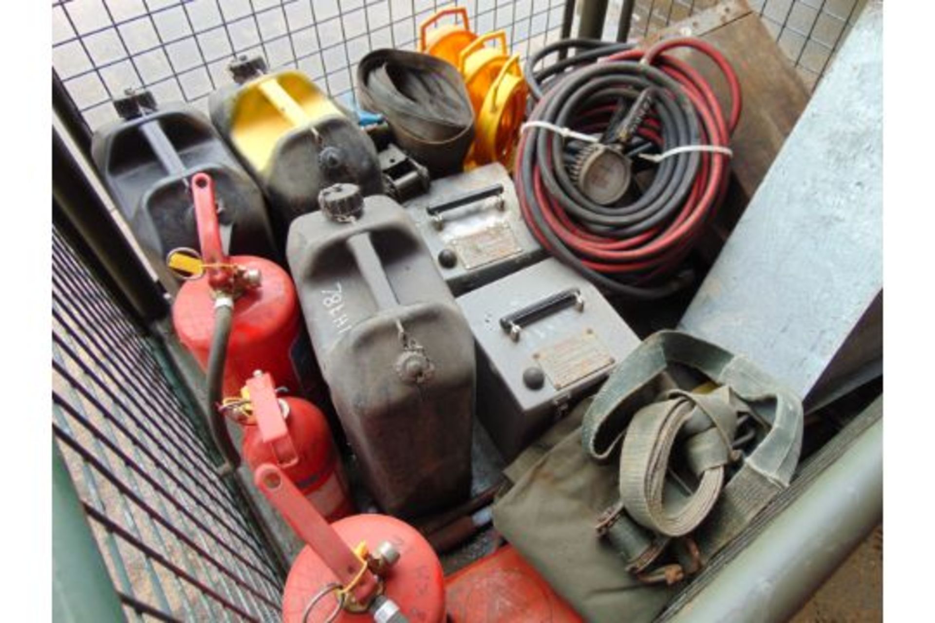 1 x Stillage Air Lines Wheel Chocks, Jerry Cans, Cooking Vessels, Ratchet Straps, Fire Extinguisher - Image 2 of 5