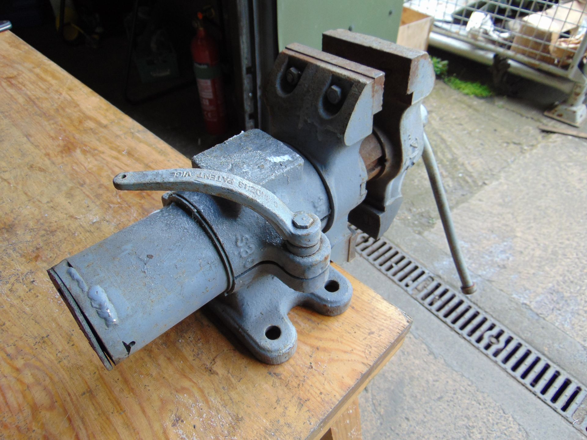 Swindens Patent Double Jaw Revolving Bench Vice - Image 5 of 17