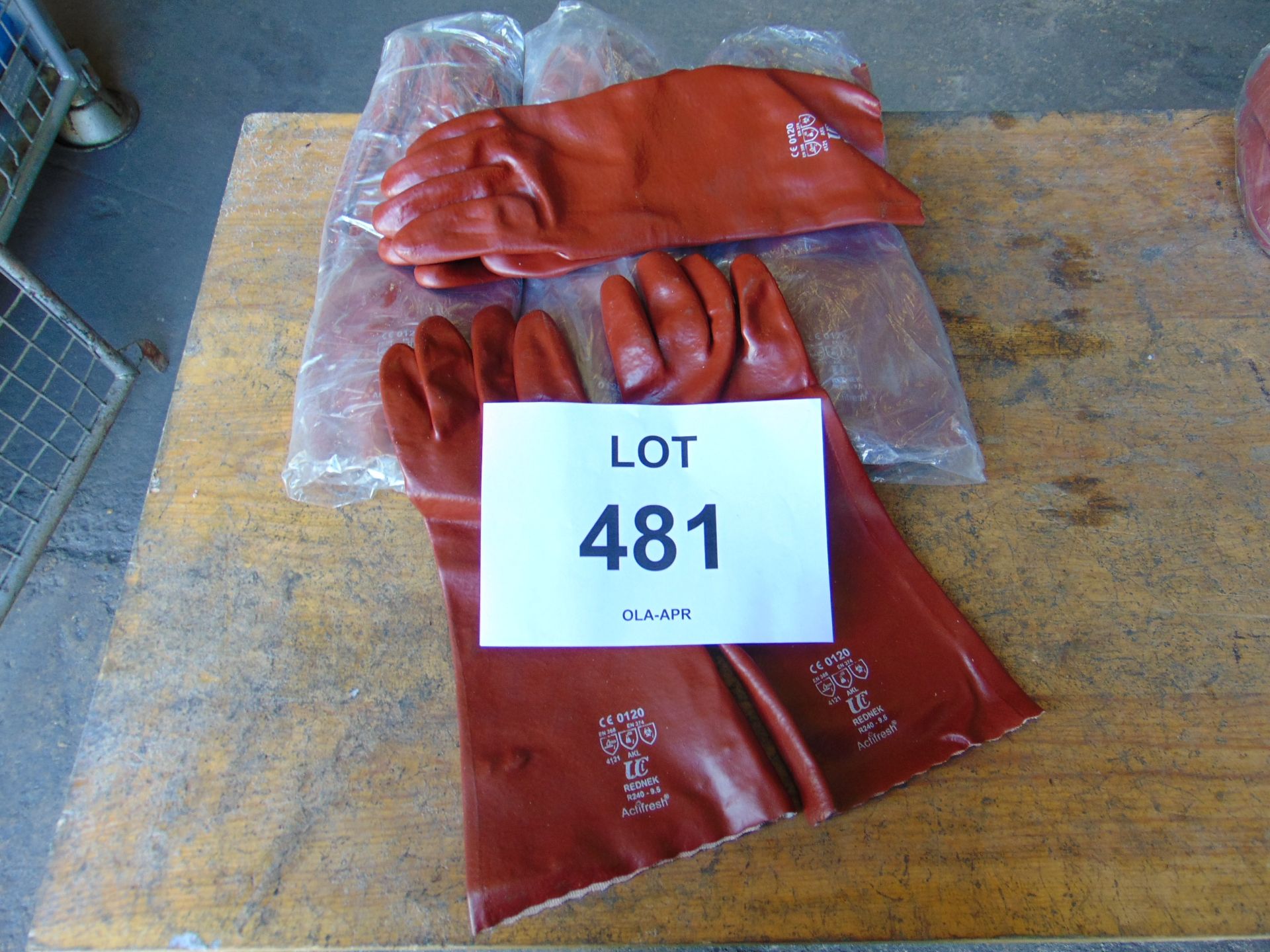 8 x New / Unissued Pairs of Rubberised Gloves