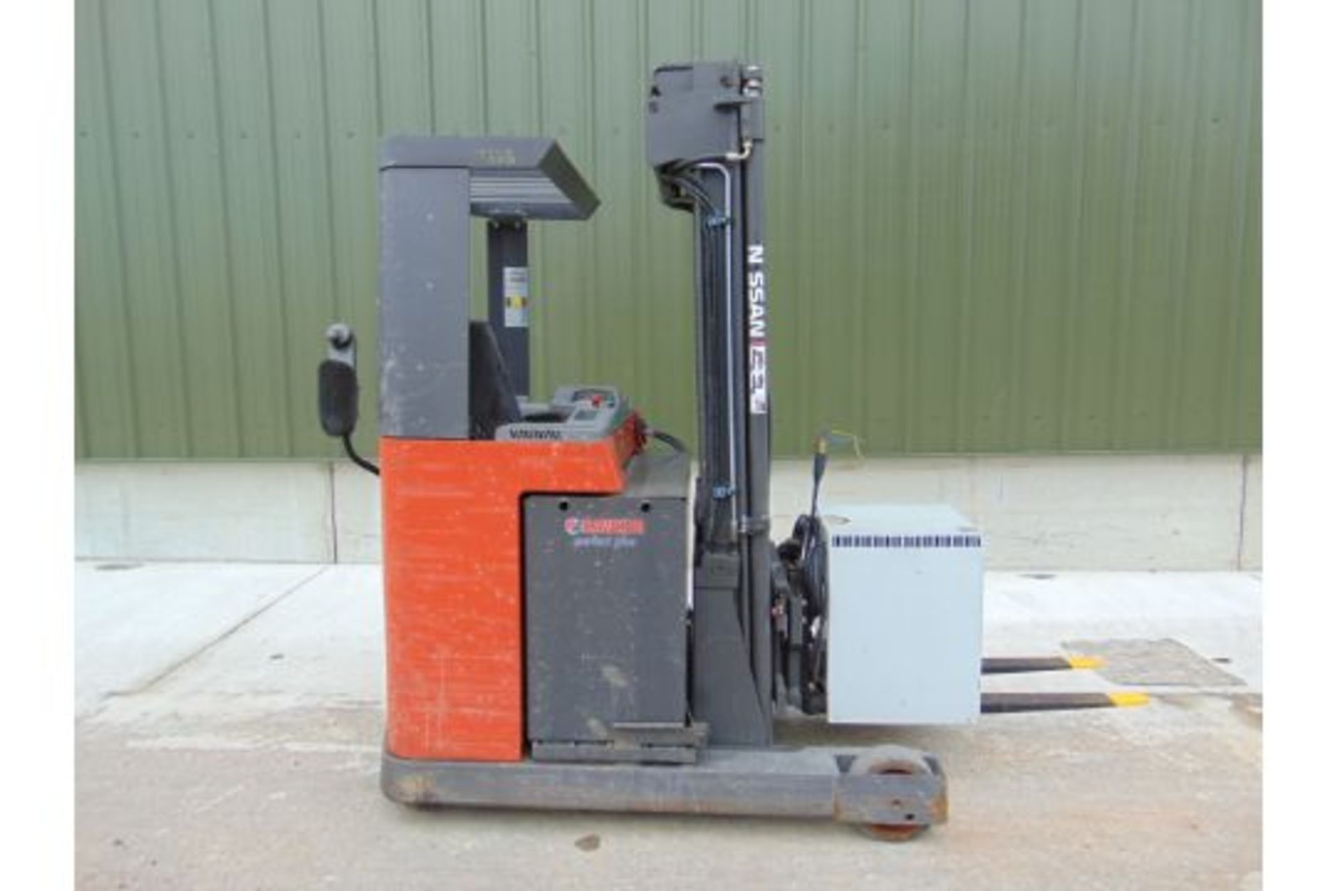 2005 Nissan UNS-200 Electric Reach Fork Lift w/ Battery Charger Unit