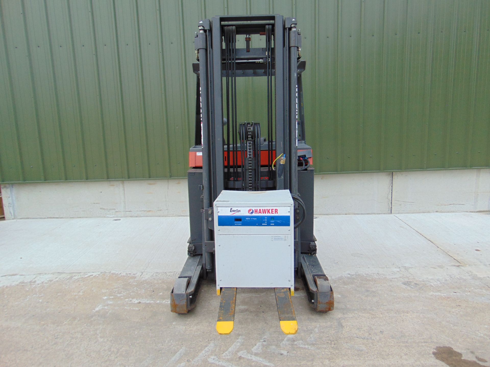 Nissan UNS-200 Electric Reach Fork Lift w/ Battery Charger Unit 2283 hrs - Image 8 of 31
