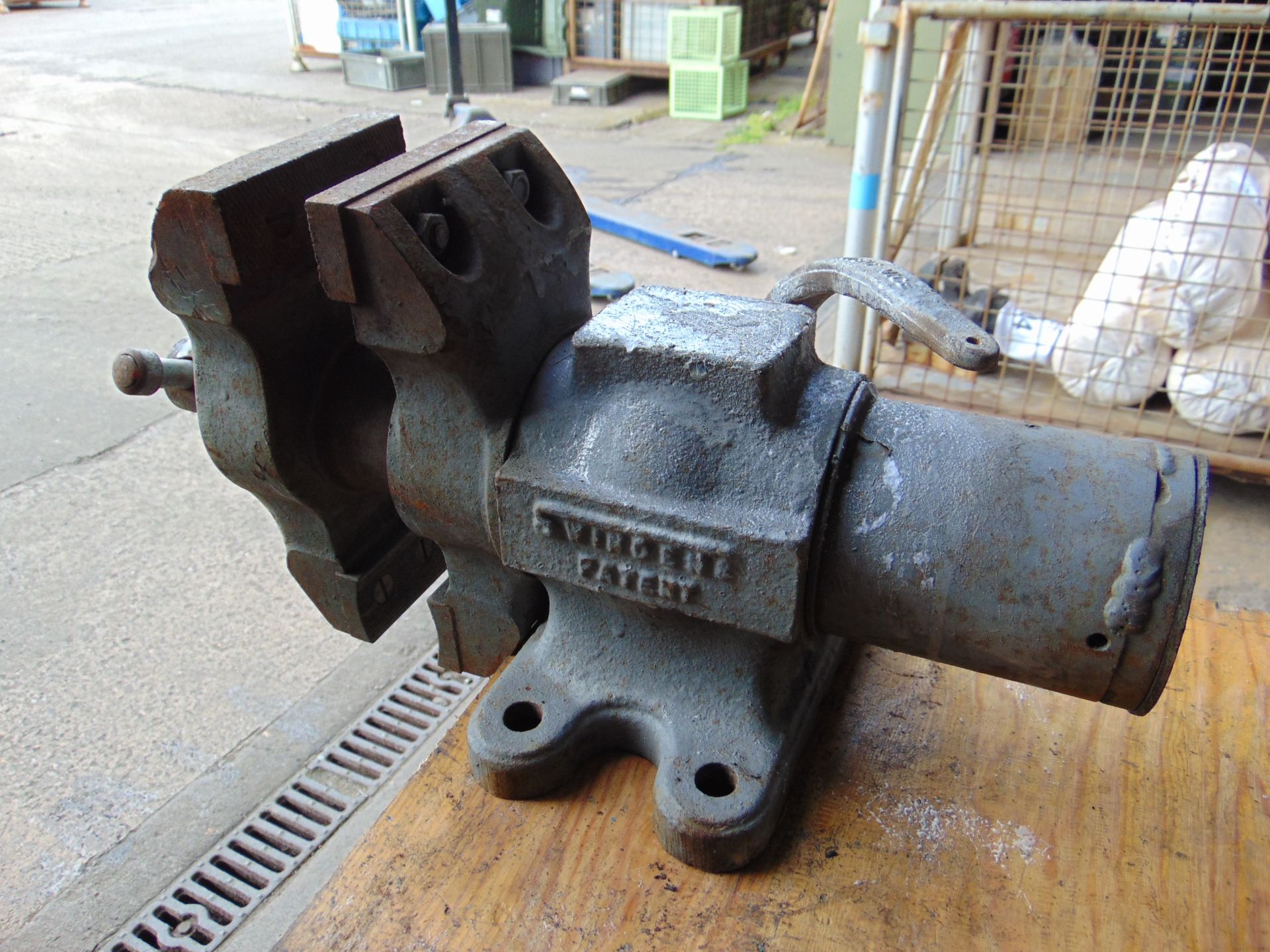 Swindens Patent Double Jaw Revolving Bench Vice - Image 4 of 17