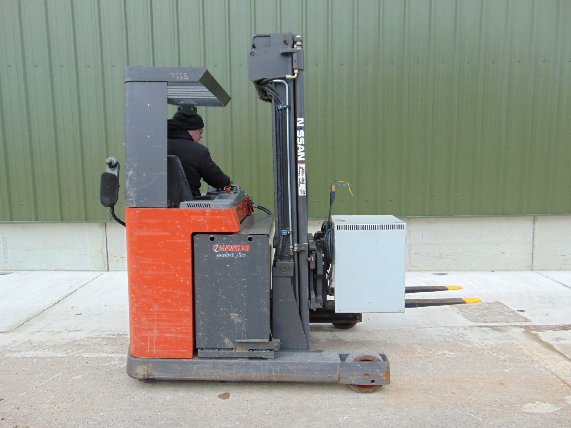Nissan UNS-200 Electric Reach Fork Lift w/ Battery Charger Unit 2283 hrs - Image 12 of 31