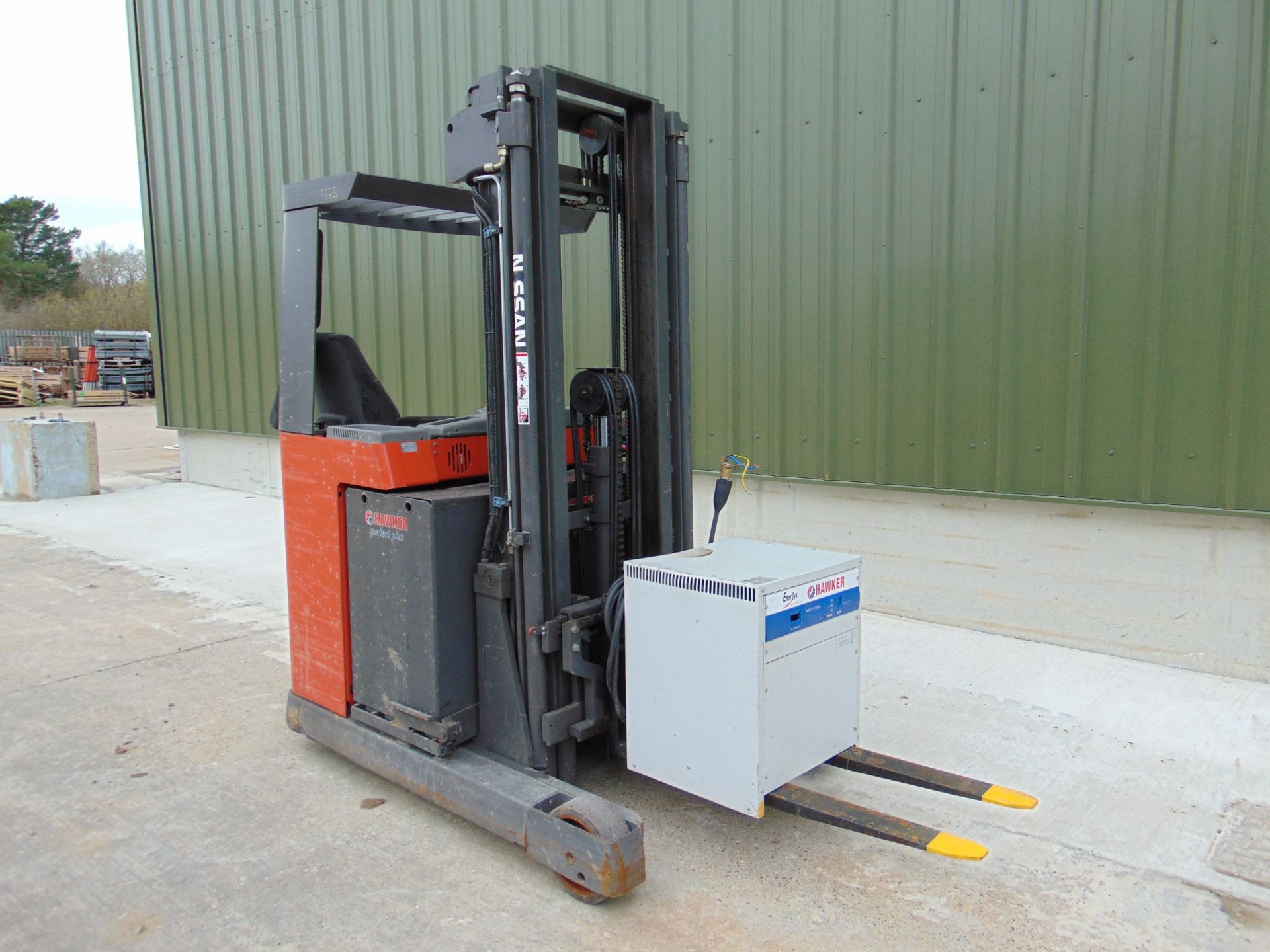 Nissan UNS-200 Electric Reach Fork Lift w/ Battery Charger Unit 2283 hrs - Image 3 of 31
