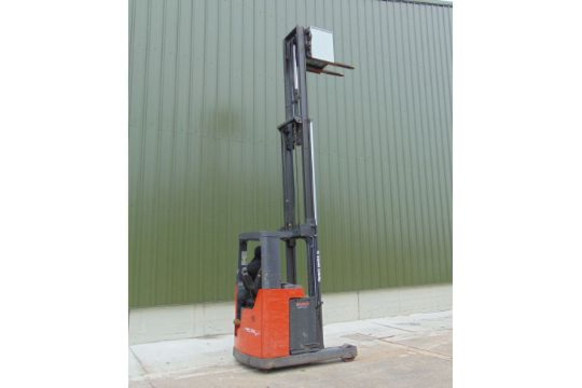2005 Nissan UNS-200 Electric Reach Fork Lift w/ Battery Charger Unit - Image 16 of 31