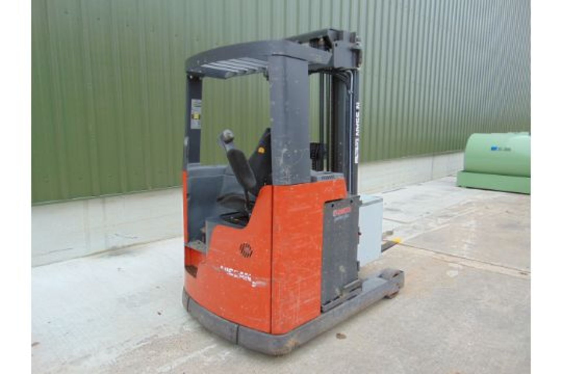 2005 Nissan UNS-200 Electric Reach Fork Lift w/ Battery Charger Unit - Image 6 of 31