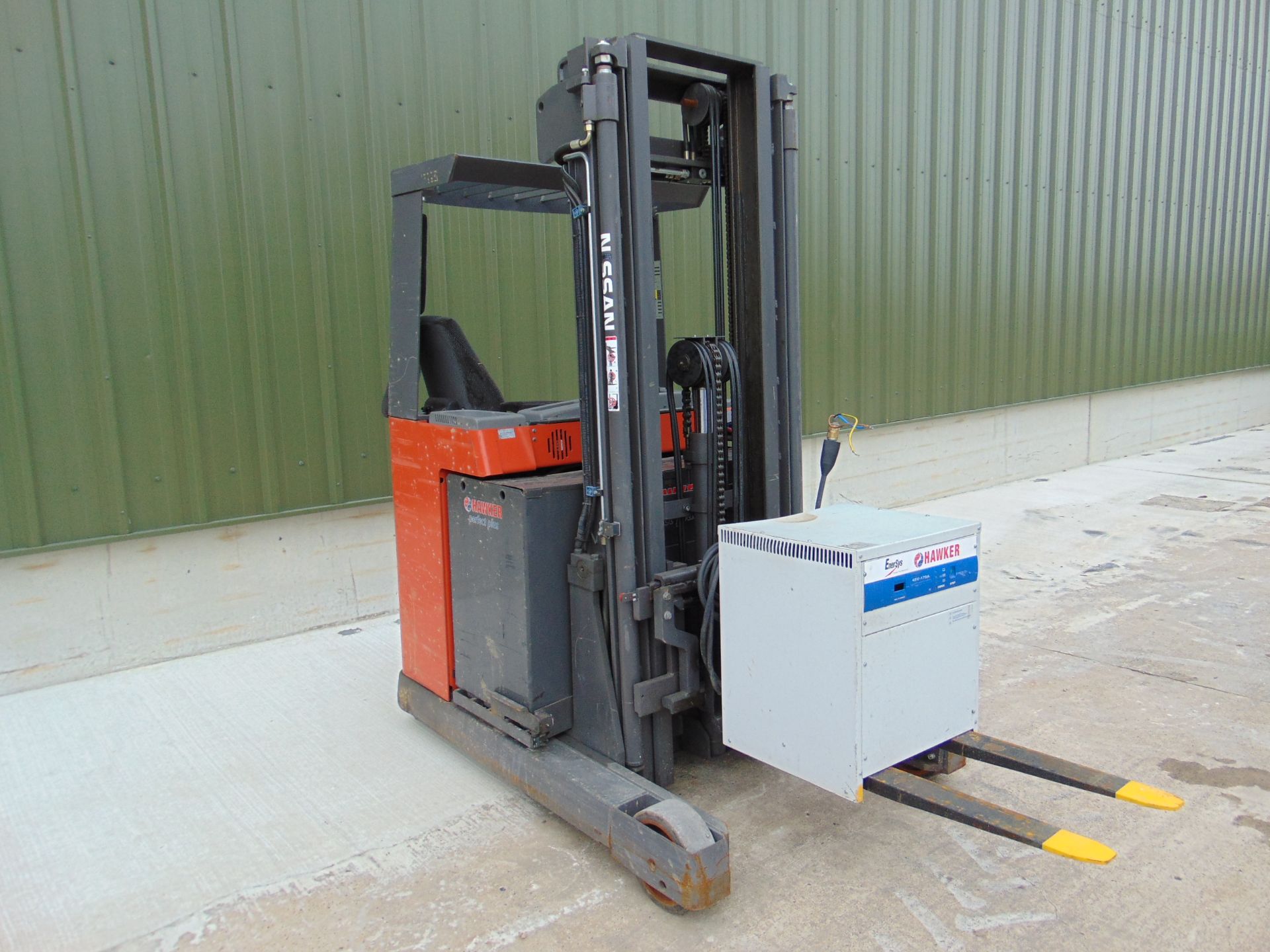 Nissan UNS-200 Electric Reach Fork Lift w/ Battery Charger Unit 2283 hrs - Image 18 of 31