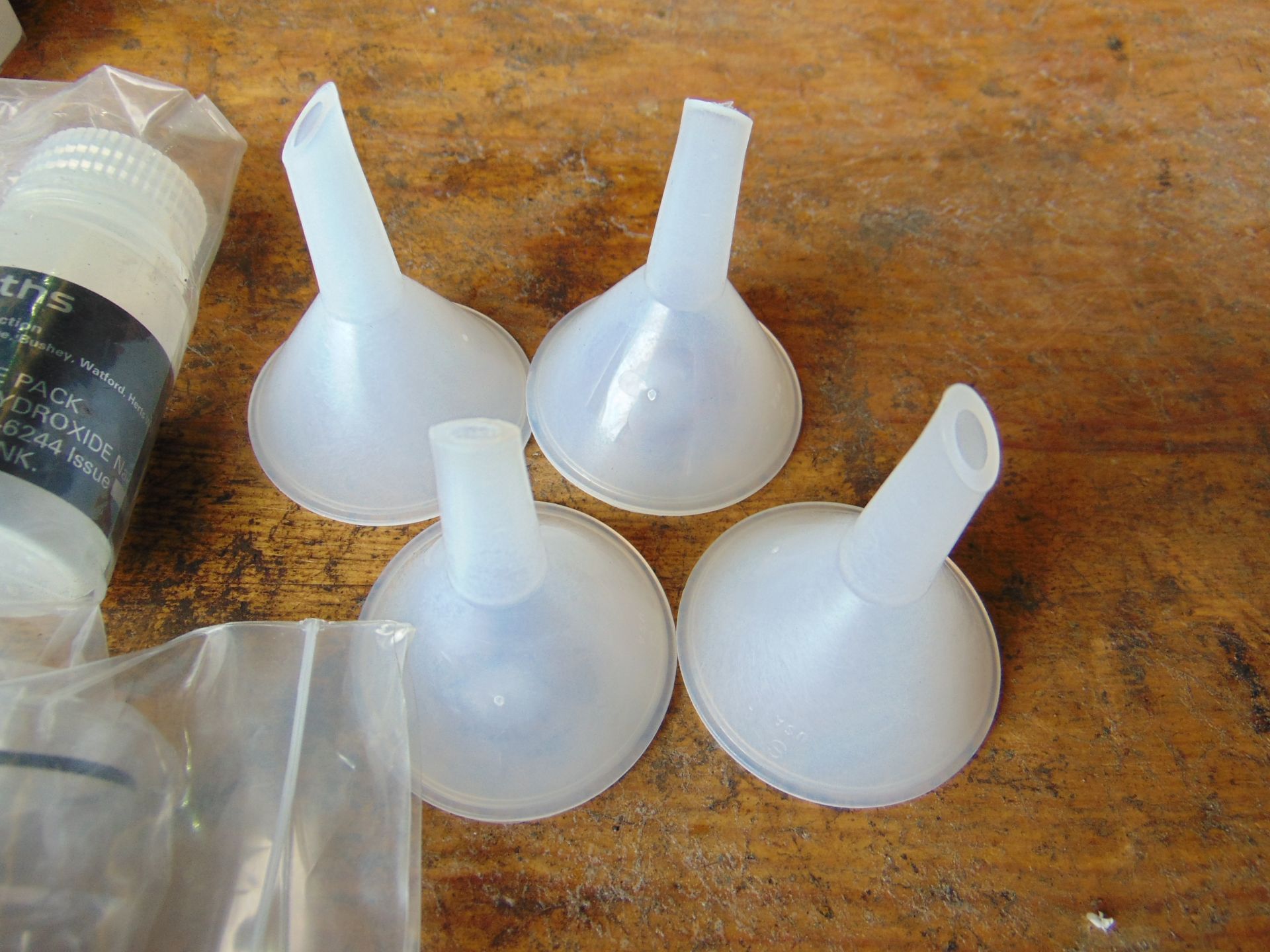 Assortment of Smiths Detection Small Plastic Bottles, Funnels & Disinfectant Tablets - Bild 5 aus 7