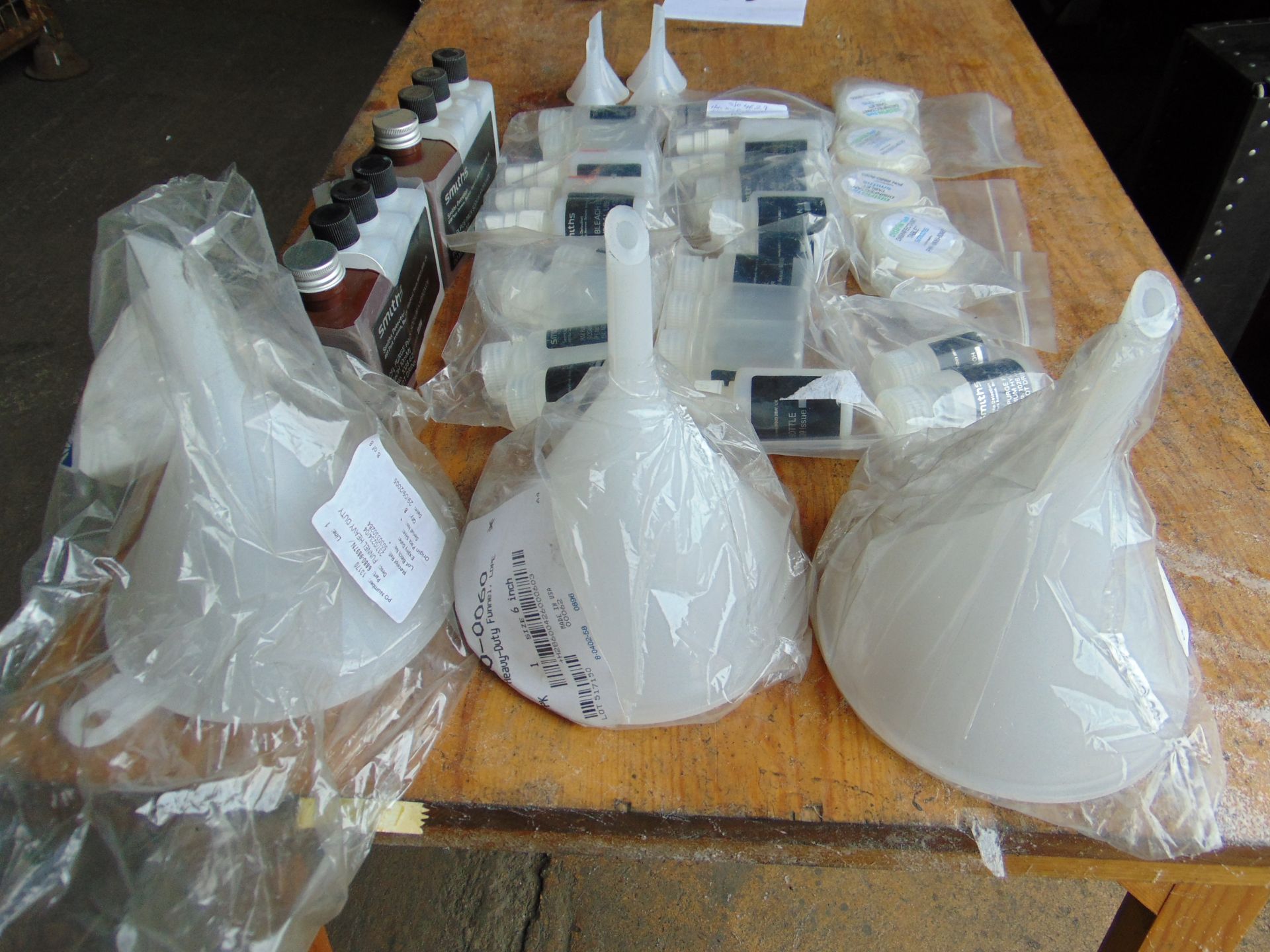 Assortment of Smiths Detection Small Plastic Bottles, Funnels & Disinfectant Tablets - Bild 7 aus 7