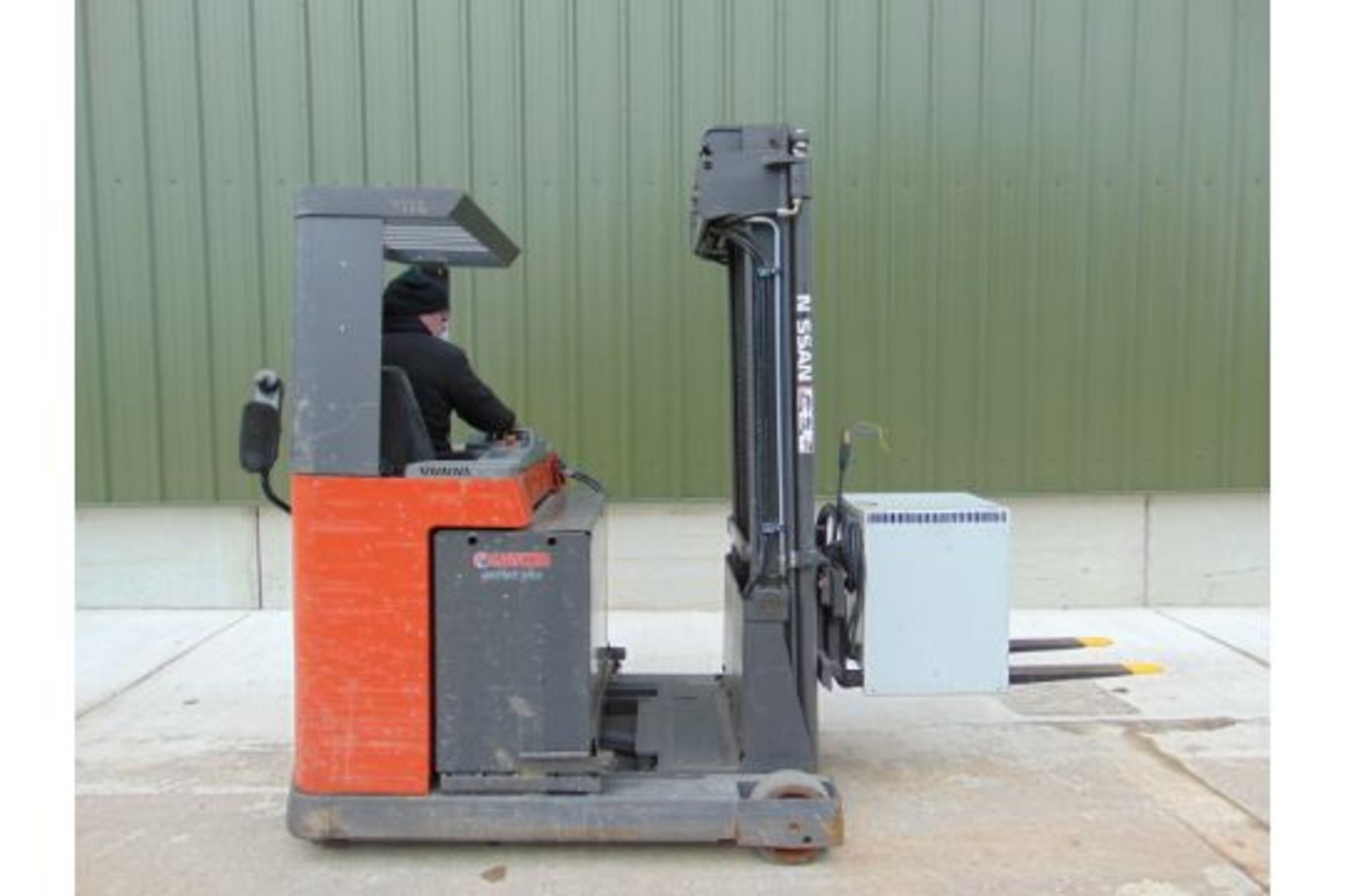2005 Nissan UNS-200 Electric Reach Fork Lift w/ Battery Charger Unit - Image 13 of 31