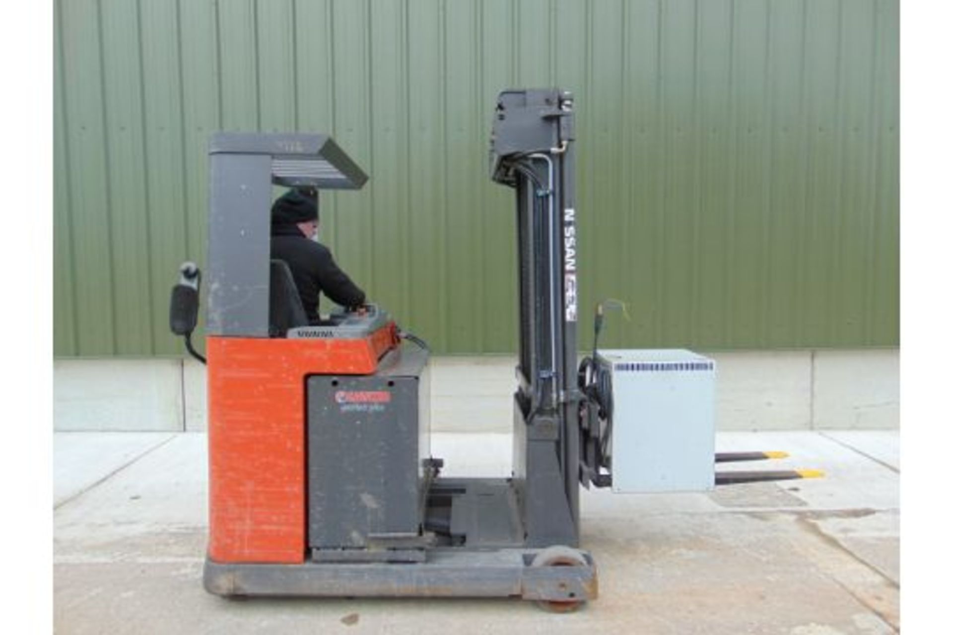 2005 Nissan UNS-200 Electric Reach Fork Lift w/ Battery Charger Unit - Bild 13 aus 31