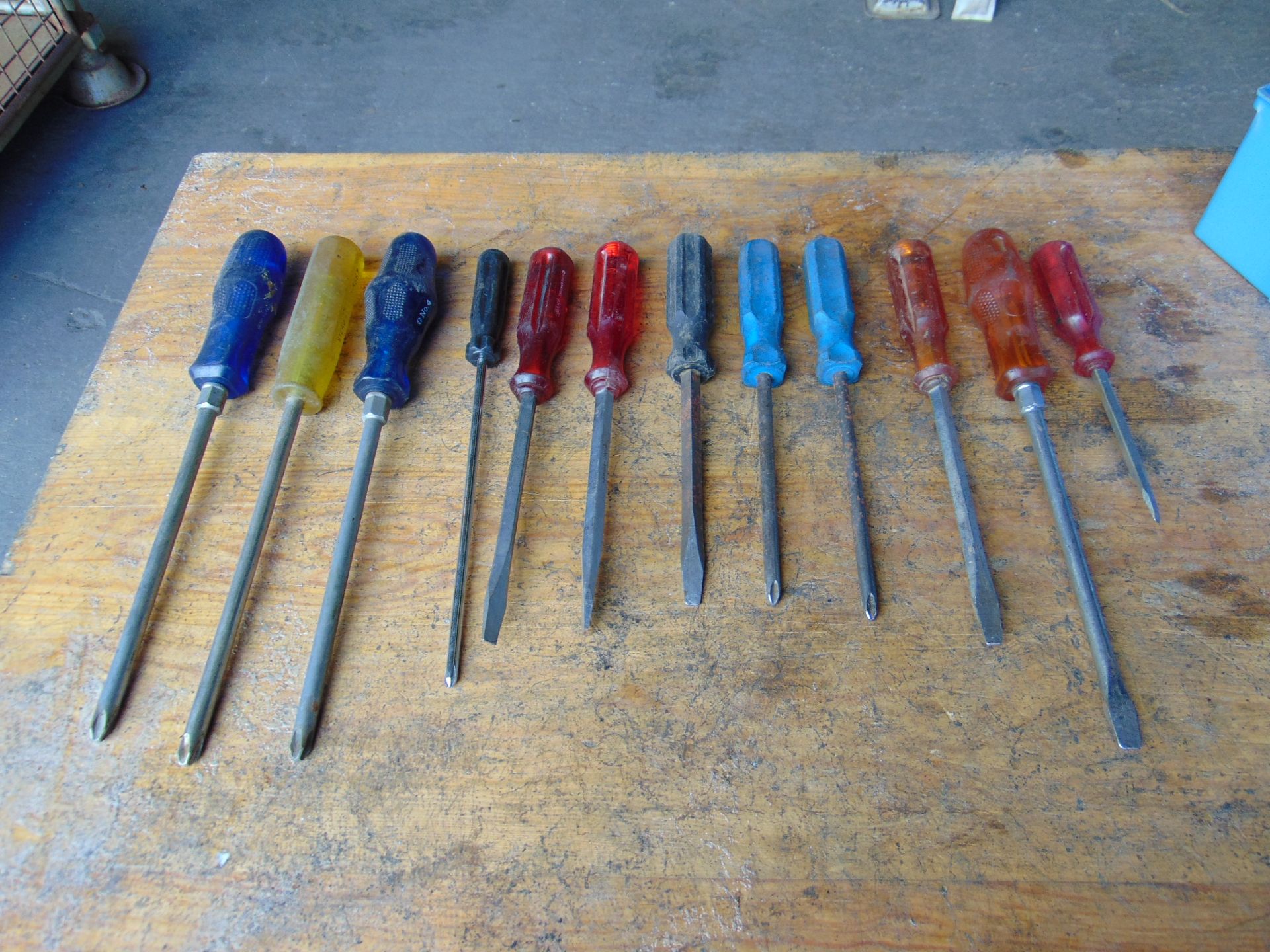 12 x Assorted Screwdrivers - Image 2 of 3
