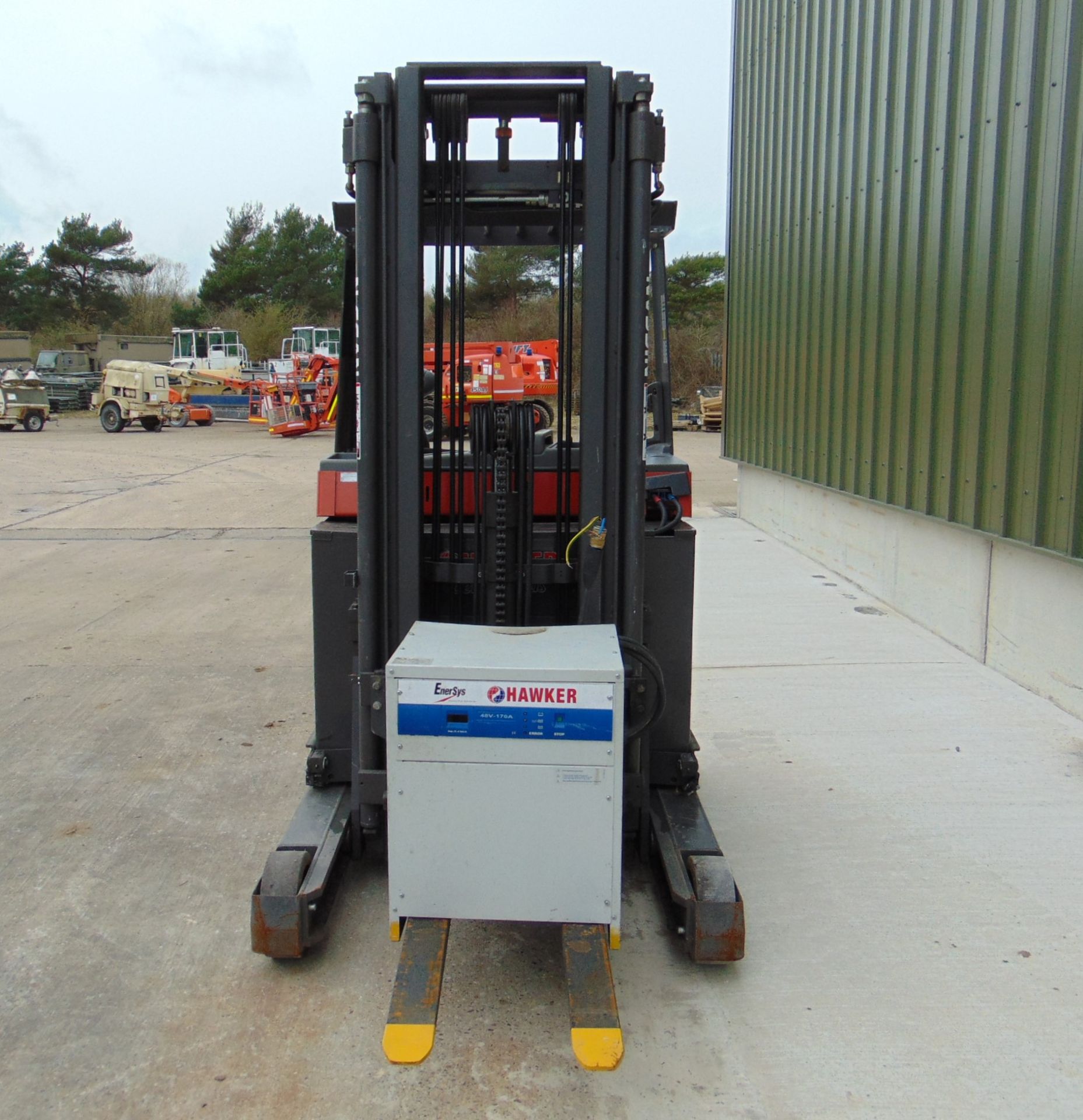 Nissan UNS-200 Electric Reach Fork Lift w/ Battery Charger Unit 2283 hrs - Image 9 of 31