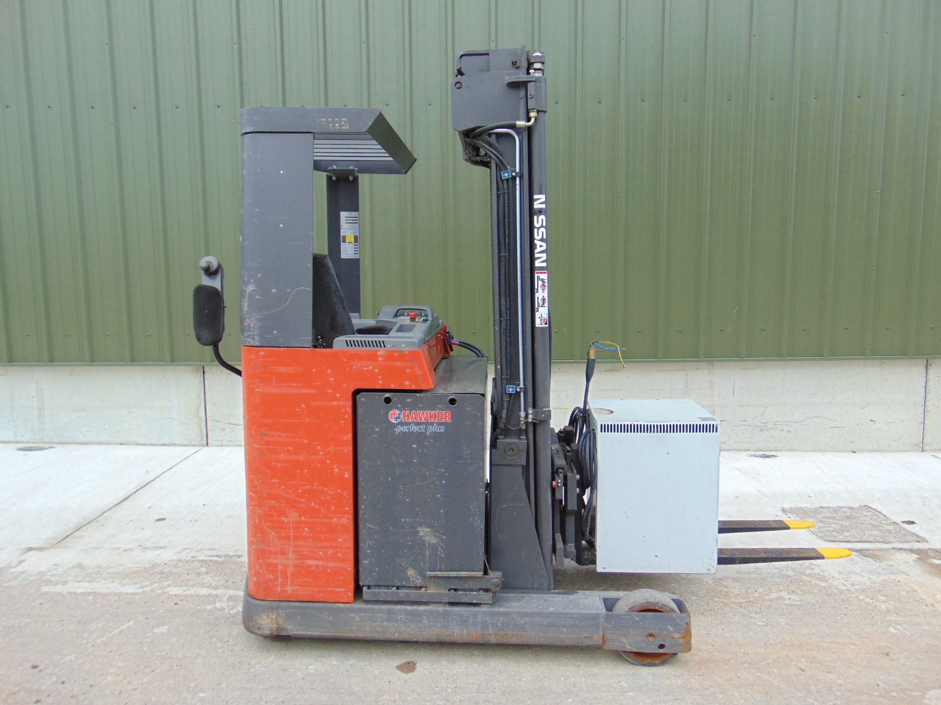 Nissan UNS-200 Electric Reach Fork Lift w/ Battery Charger Unit 2283 hrs