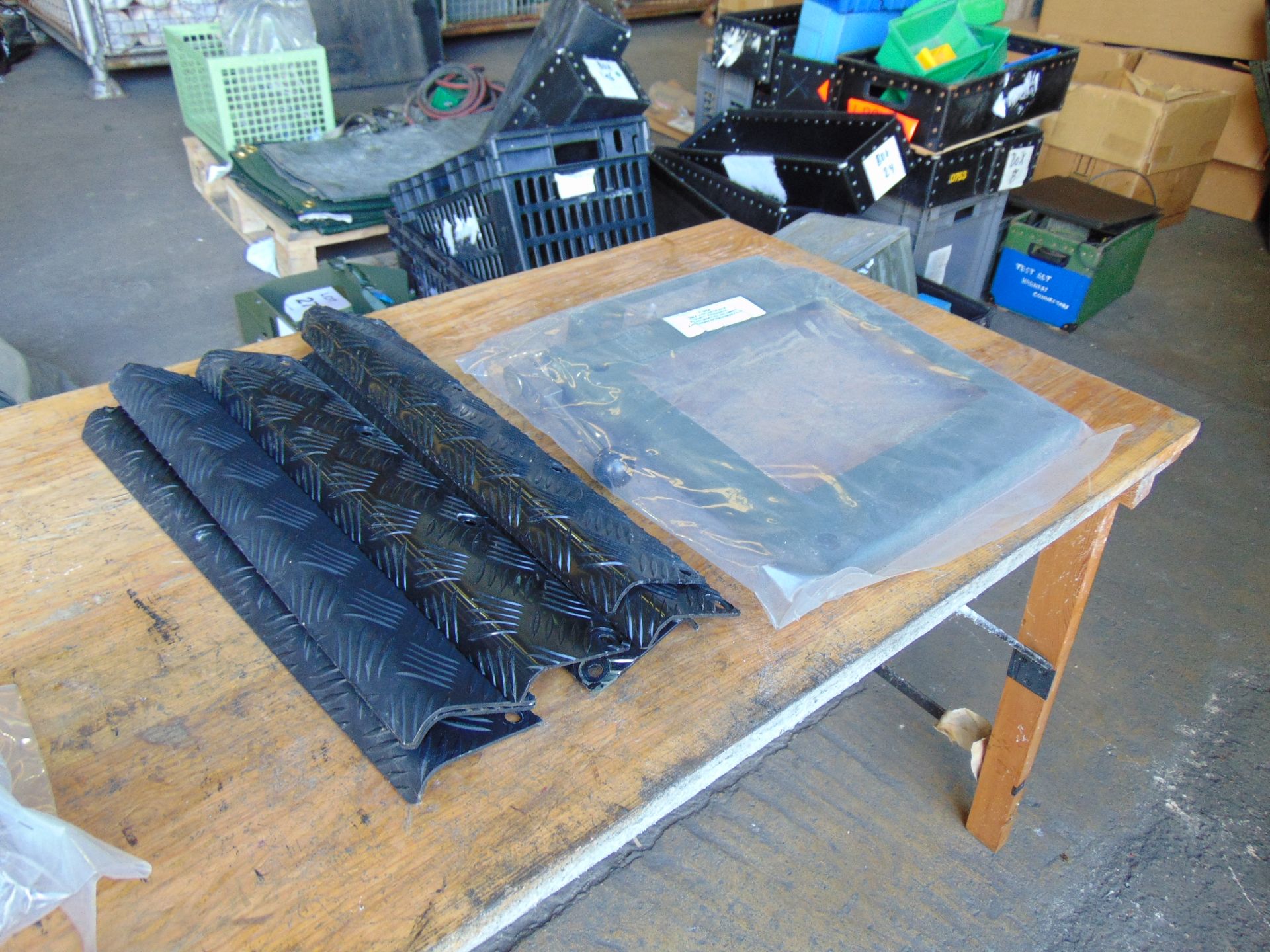 New Unissued 8 x Land Rover WIMIK Sill Protectors & Laptop Table - Image 3 of 7