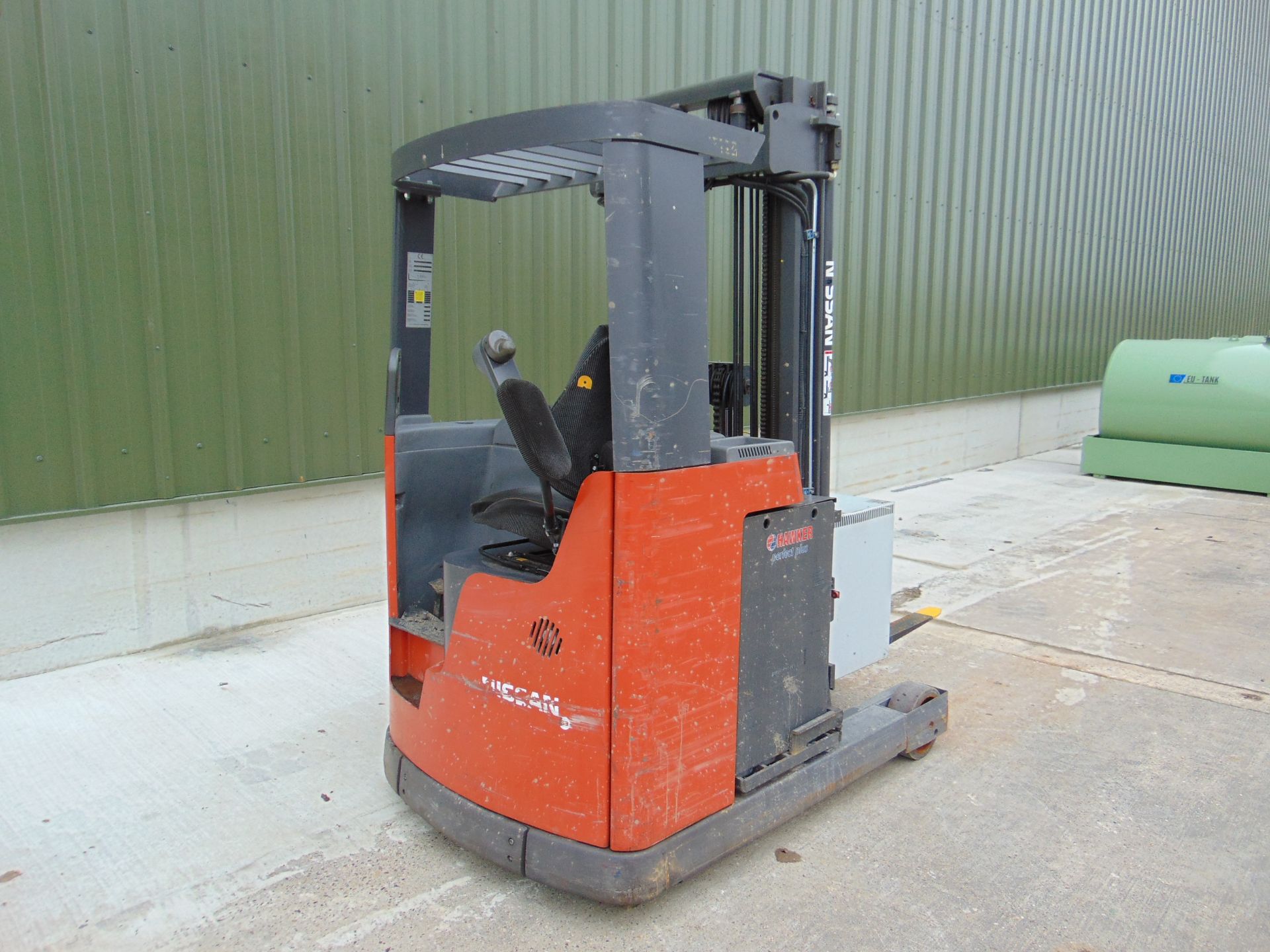 Nissan UNS-200 Electric Reach Fork Lift w/ Battery Charger Unit 2283 hrs - Image 6 of 31