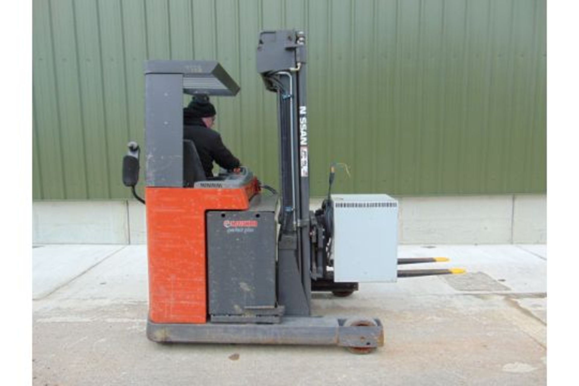 2005 Nissan UNS-200 Electric Reach Fork Lift w/ Battery Charger Unit - Image 12 of 31