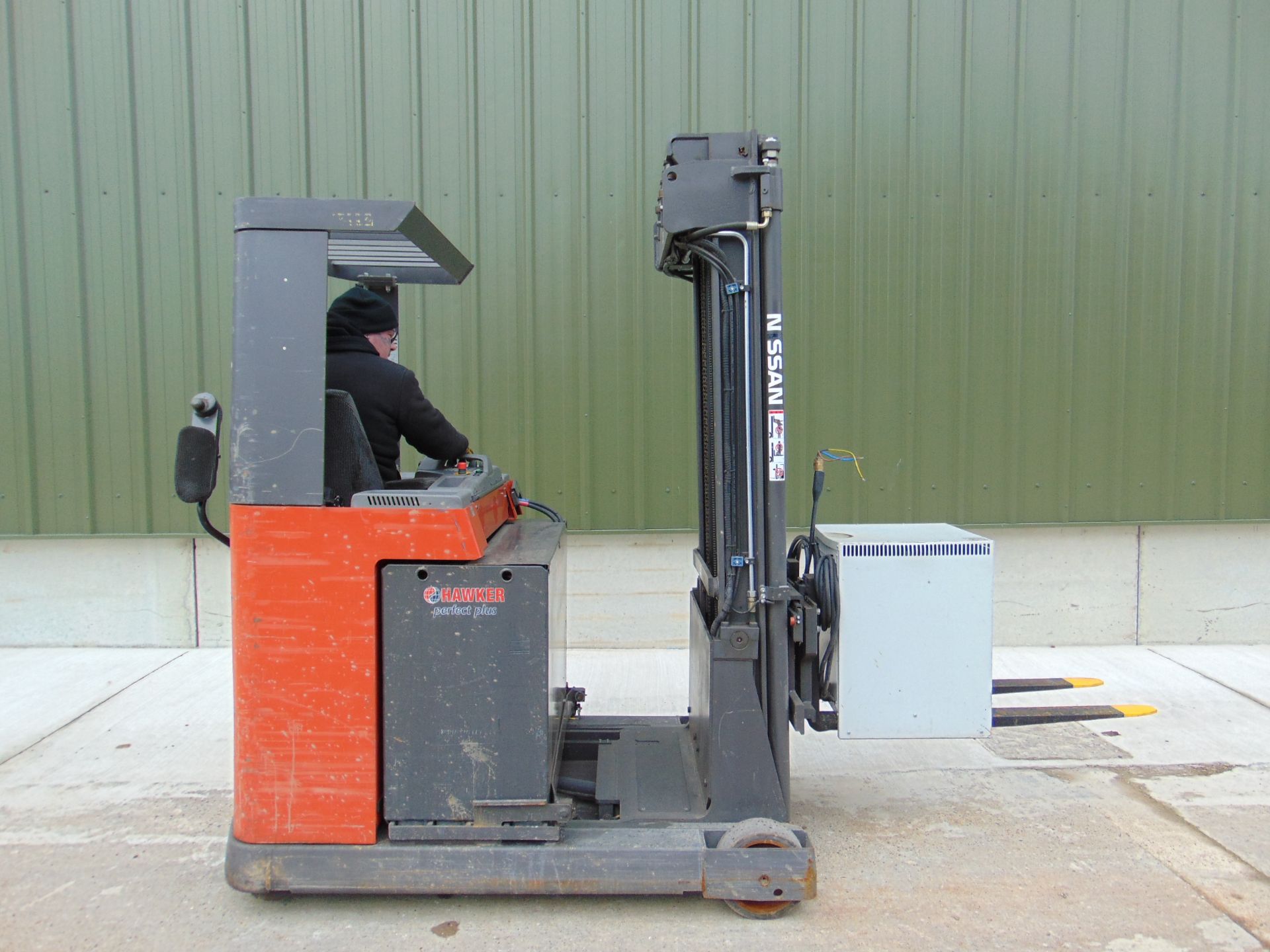 Nissan UNS-200 Electric Reach Fork Lift w/ Battery Charger Unit 2283 hrs - Image 13 of 31