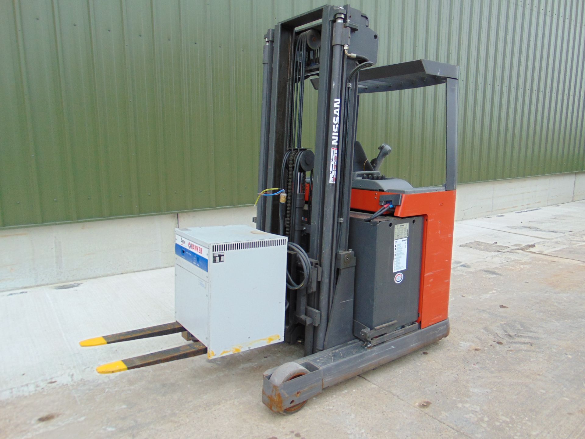 Nissan UNS-200 Electric Reach Fork Lift w/ Battery Charger Unit 2283 hrs - Image 4 of 31