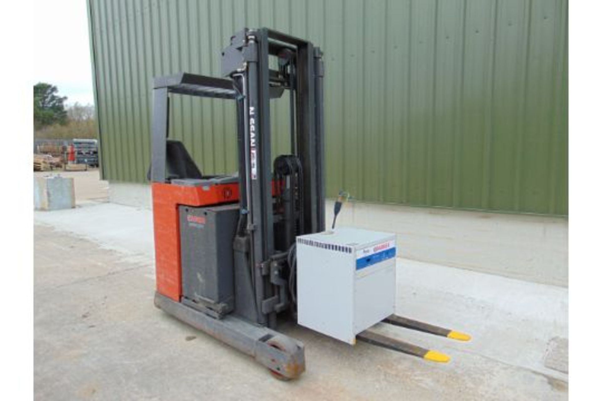 2005 Nissan UNS-200 Electric Reach Fork Lift w/ Battery Charger Unit - Image 3 of 31