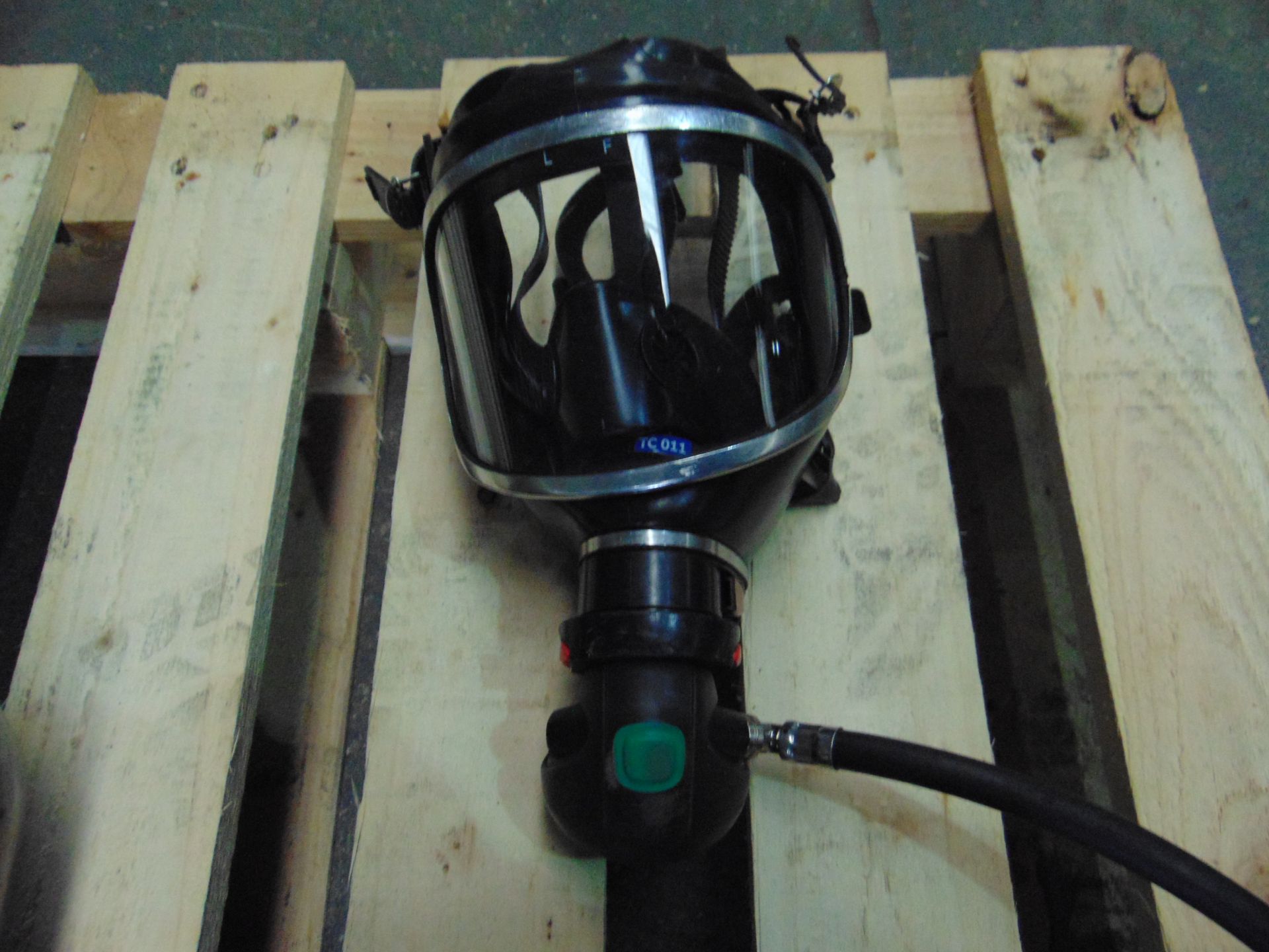 Drager PSS 7000 Self Contained Breathing Apparatus w/ 2 x Drager 300 Bar Air Cylinders - Bild 6 aus 17