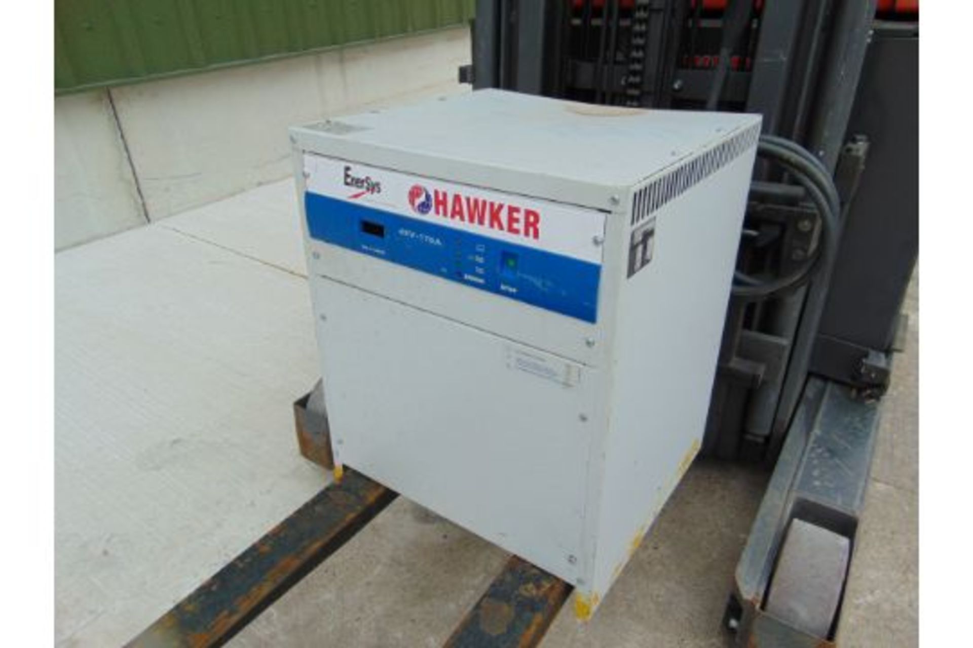 2005 Nissan UNS-200 Electric Reach Fork Lift w/ Battery Charger Unit - Image 26 of 31