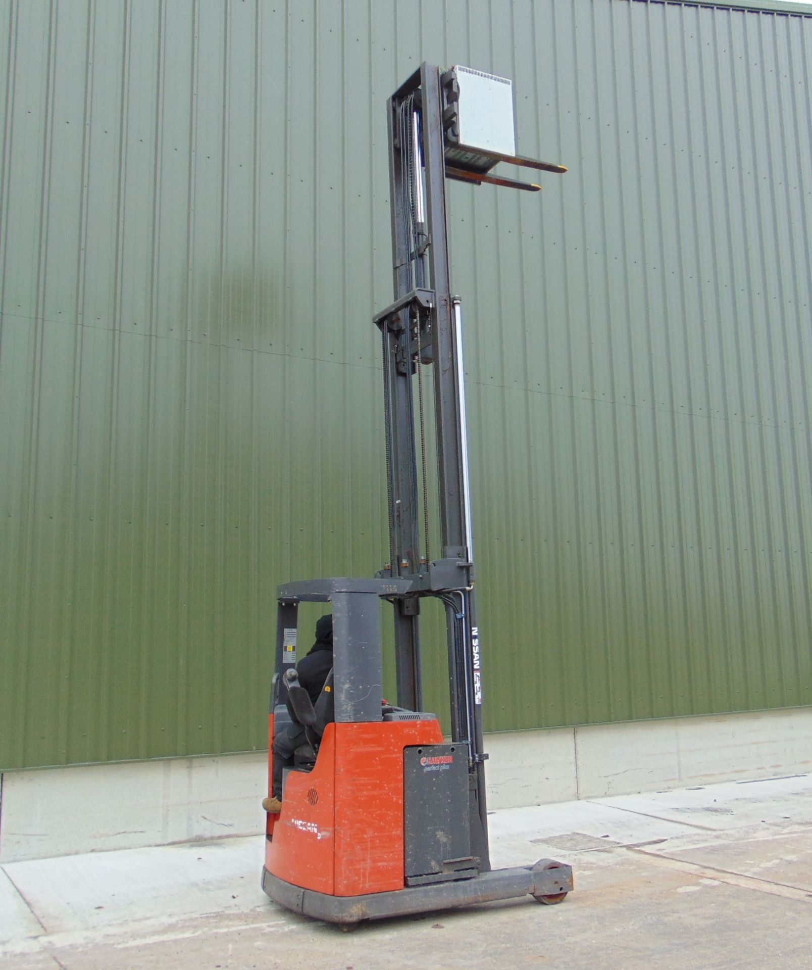Nissan UNS-200 Electric Reach Fork Lift w/ Battery Charger Unit 2283 hrs - Image 16 of 31