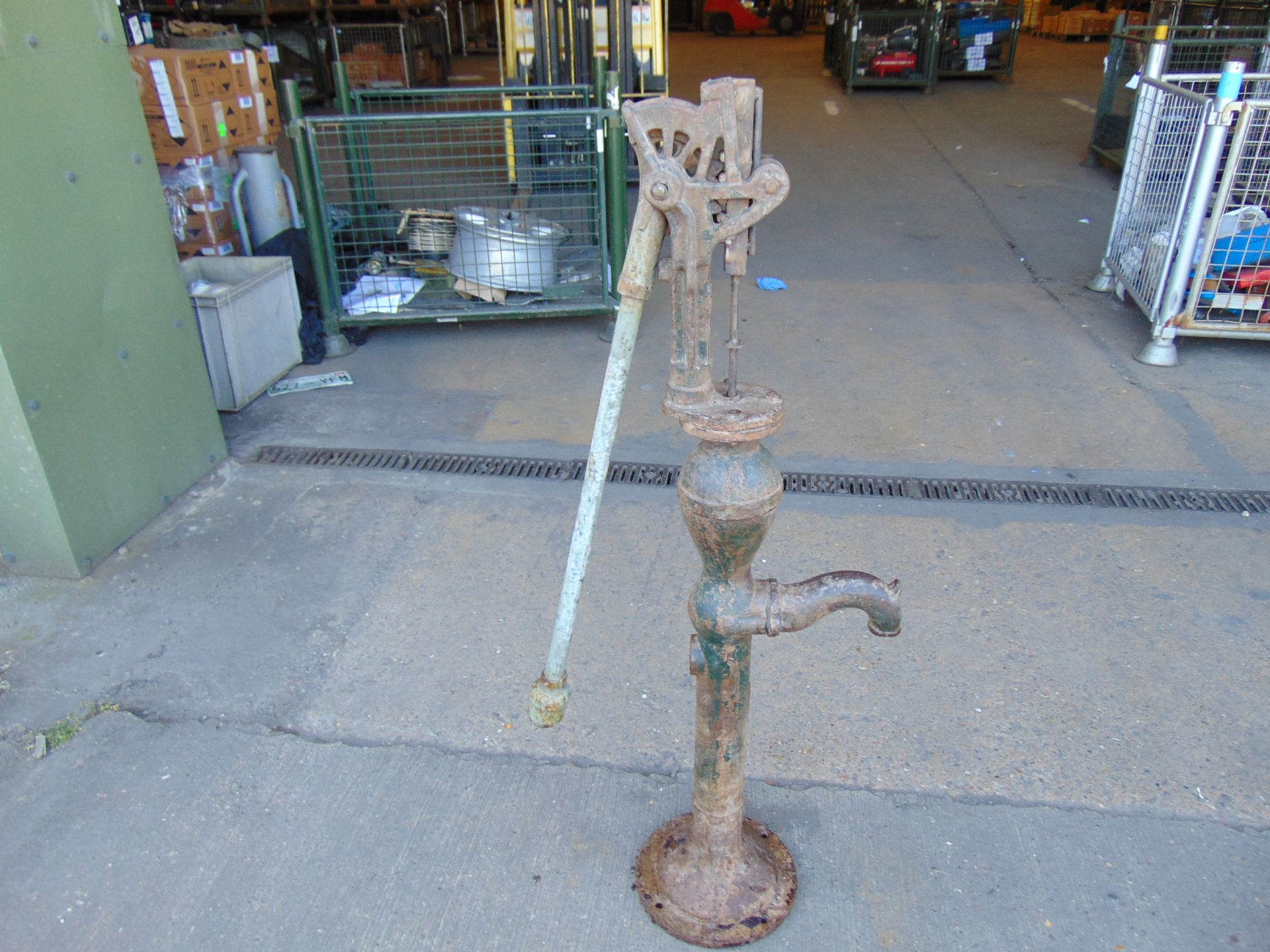 Lovely Antique Cast Iron Hand Pump Ideal for Garden etc - Image 2 of 6