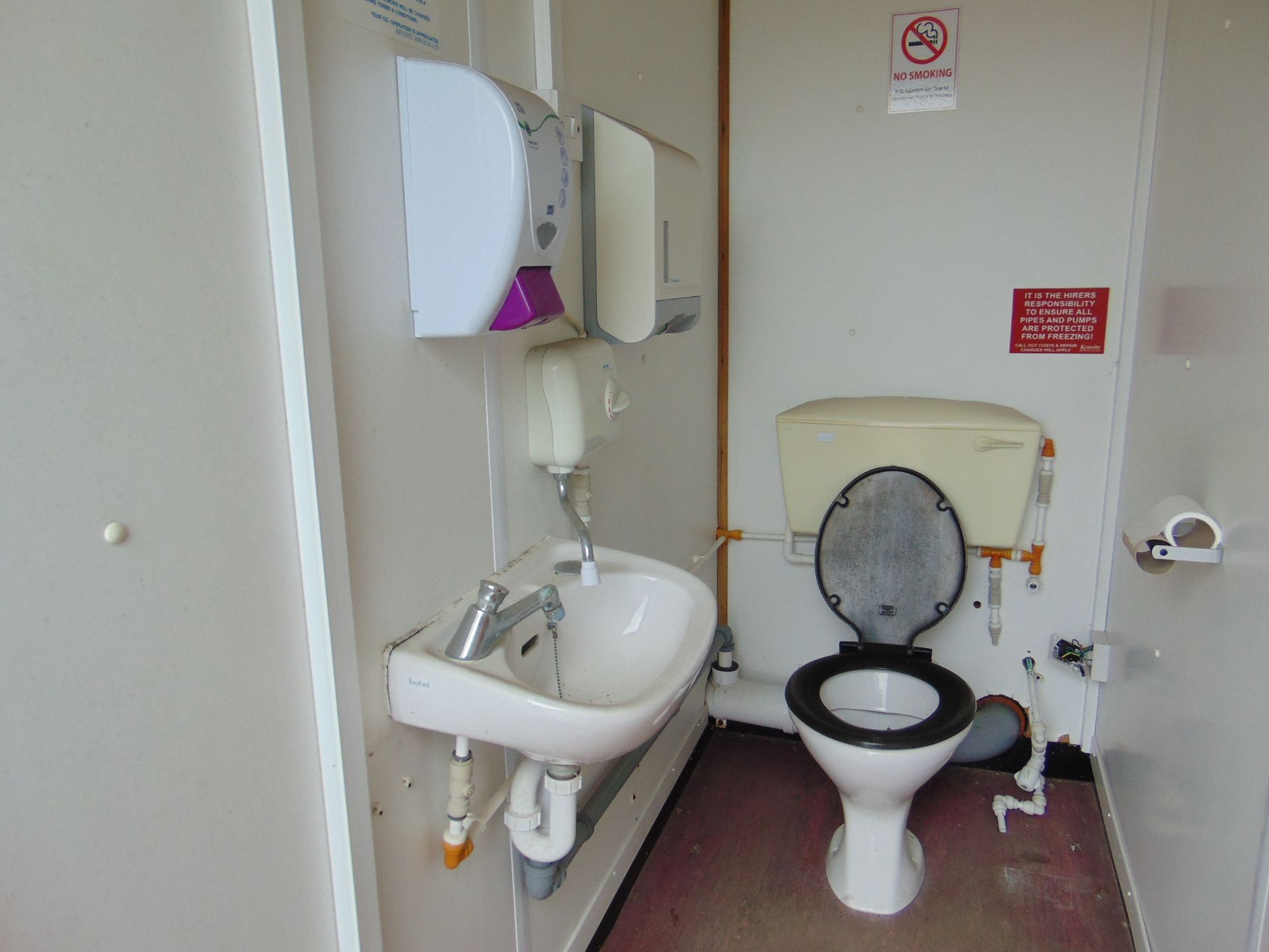 Male / Female Dual Compartment Toilet Block - Bild 22 aus 23
