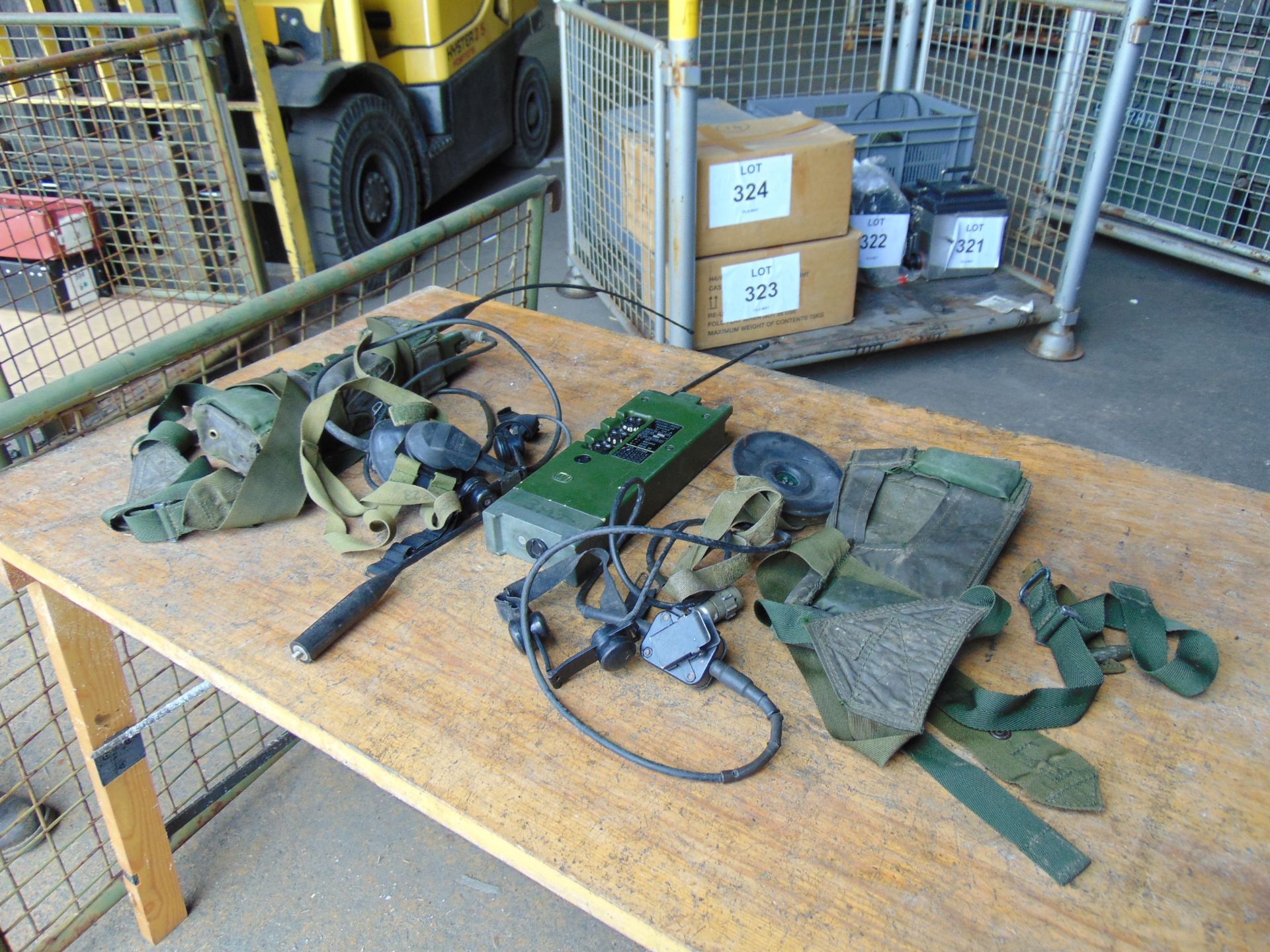 2 x RT 349 British Army Transmitter / Receiver c/w Pouch, Headset, Antenna and Battery Cassette. - Bild 4 aus 5