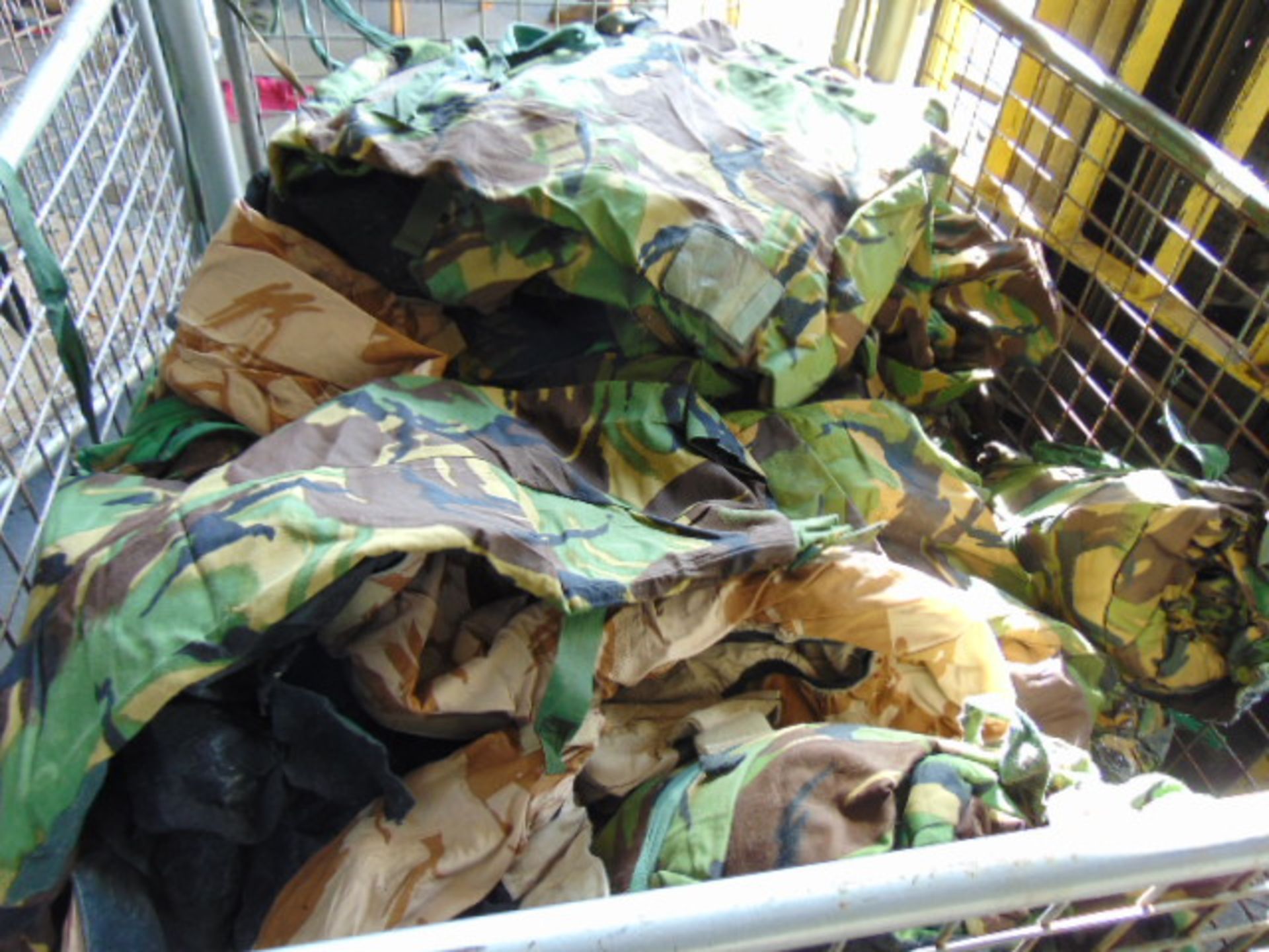 60 x Pairs of British Army DPM Camo Trousers & Jackets - Bild 2 aus 4