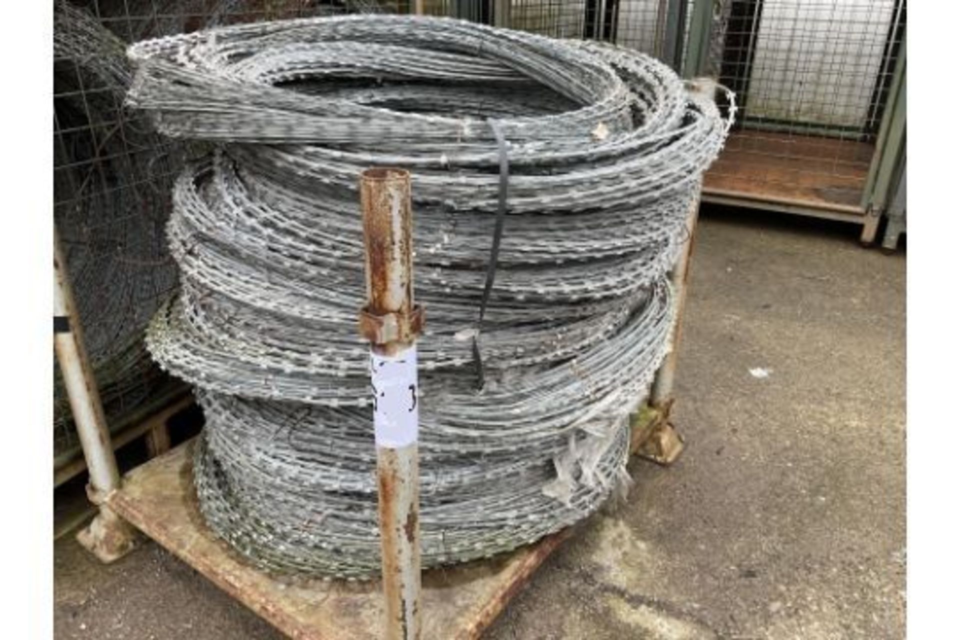 MOD stock 20 + bundles of galvanised razor wire. 1m concertina coils stretches to approx. 40 m - Bild 2 aus 3