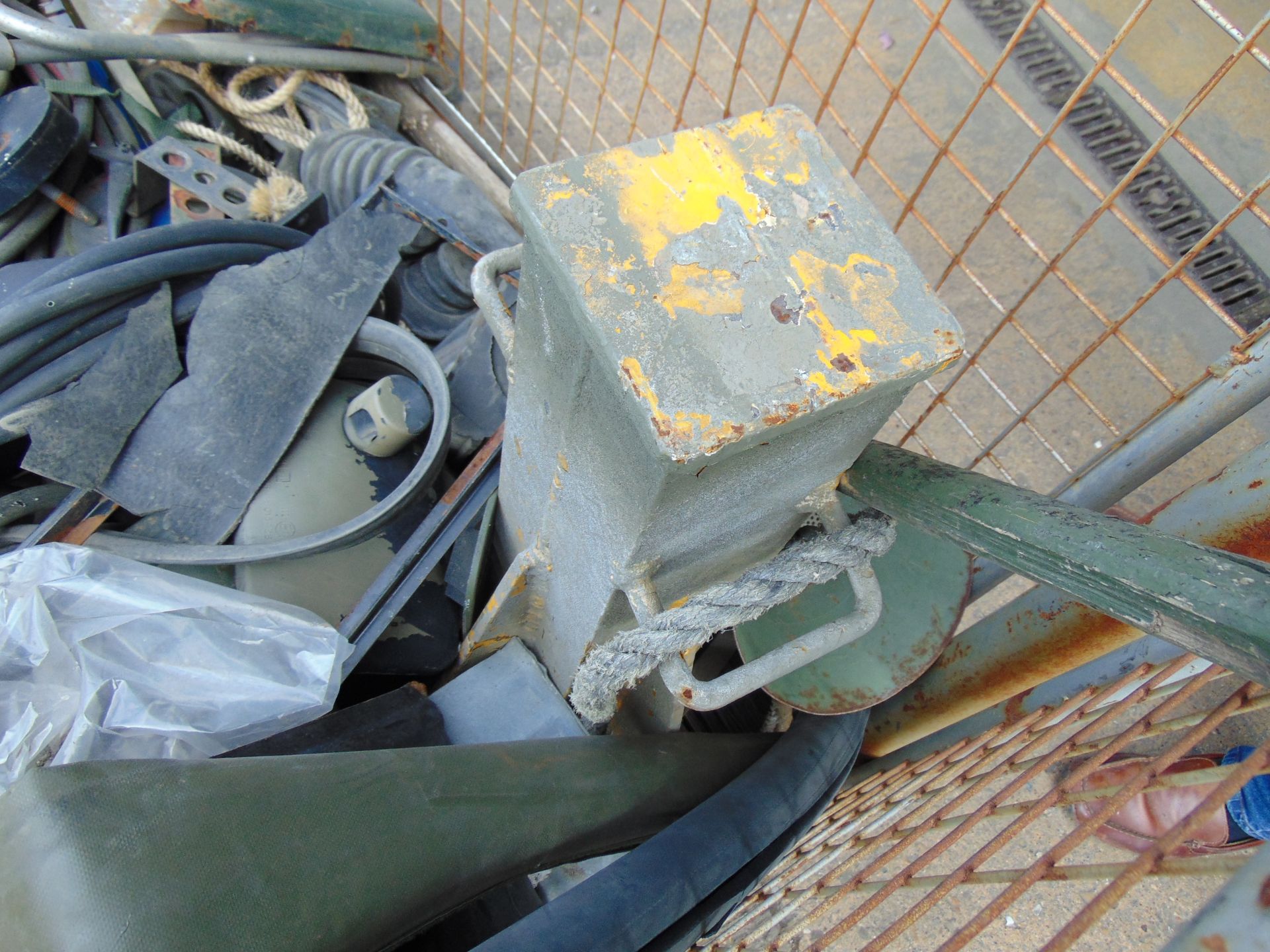 1 x Stillage Land Rover Spares, Wheel Chocks, Air Lines, Mirrors, Axle Stand etc from MoD - Image 6 of 8