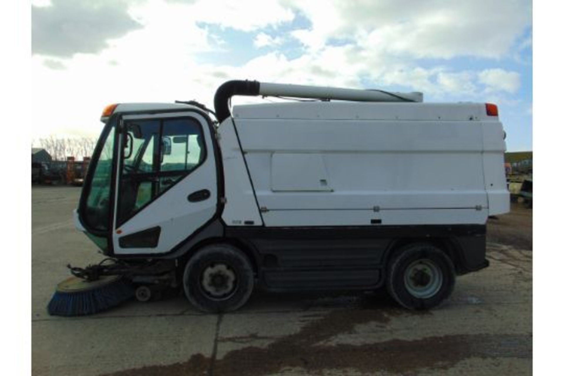 2015 Johnston CX400 EURO 5 Road Sweeper - Image 2 of 22