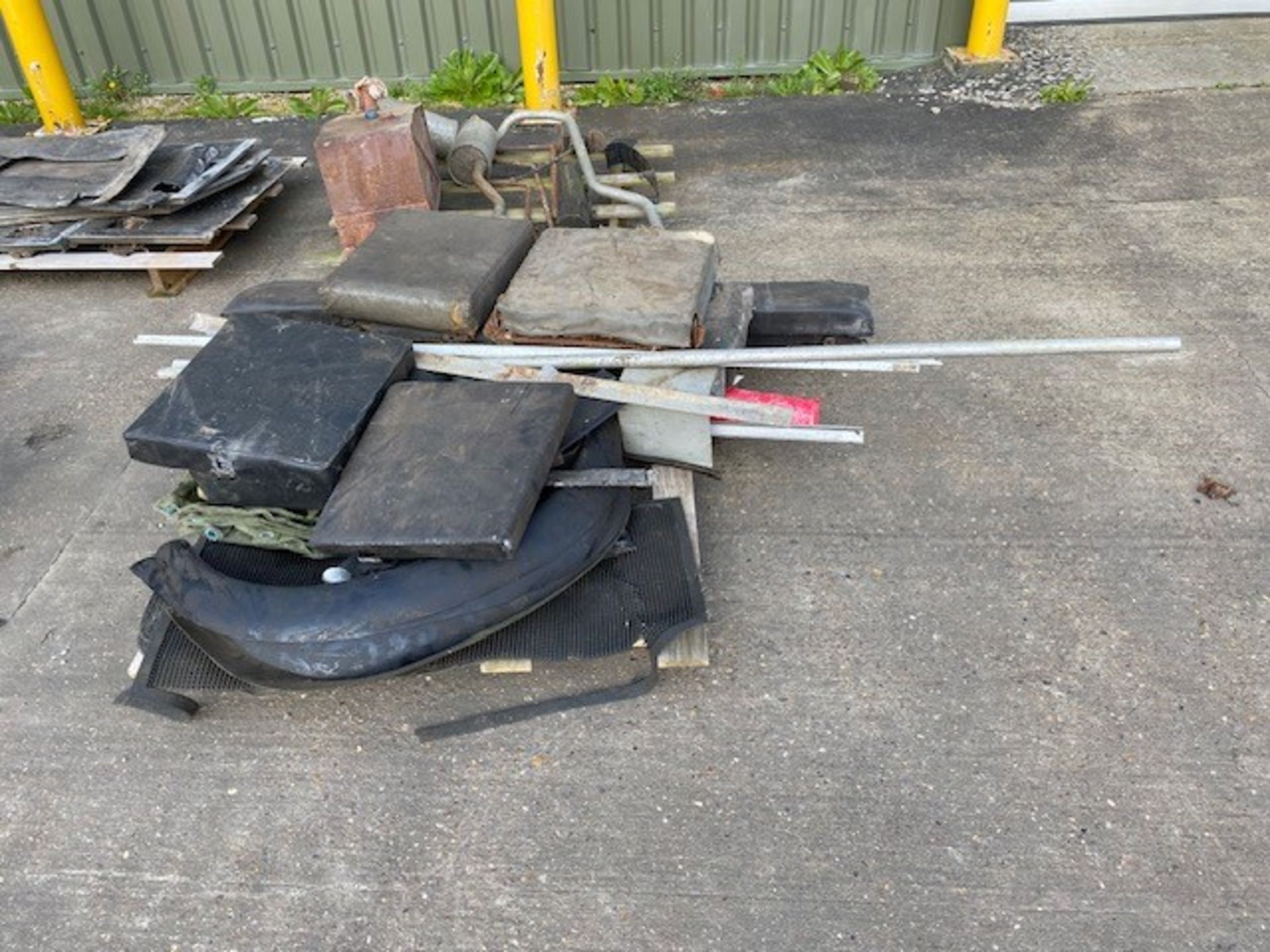 V Rare Land Rover Series 1 107inch truck cab pick up with a large selection of Spare Parts - Bild 66 aus 67