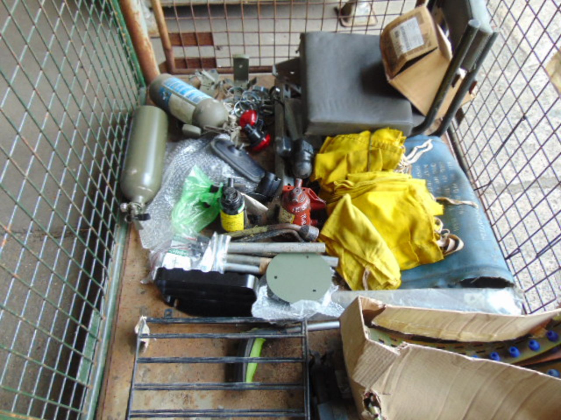1 x Stillage of Land Rover Spares etc - Image 8 of 9