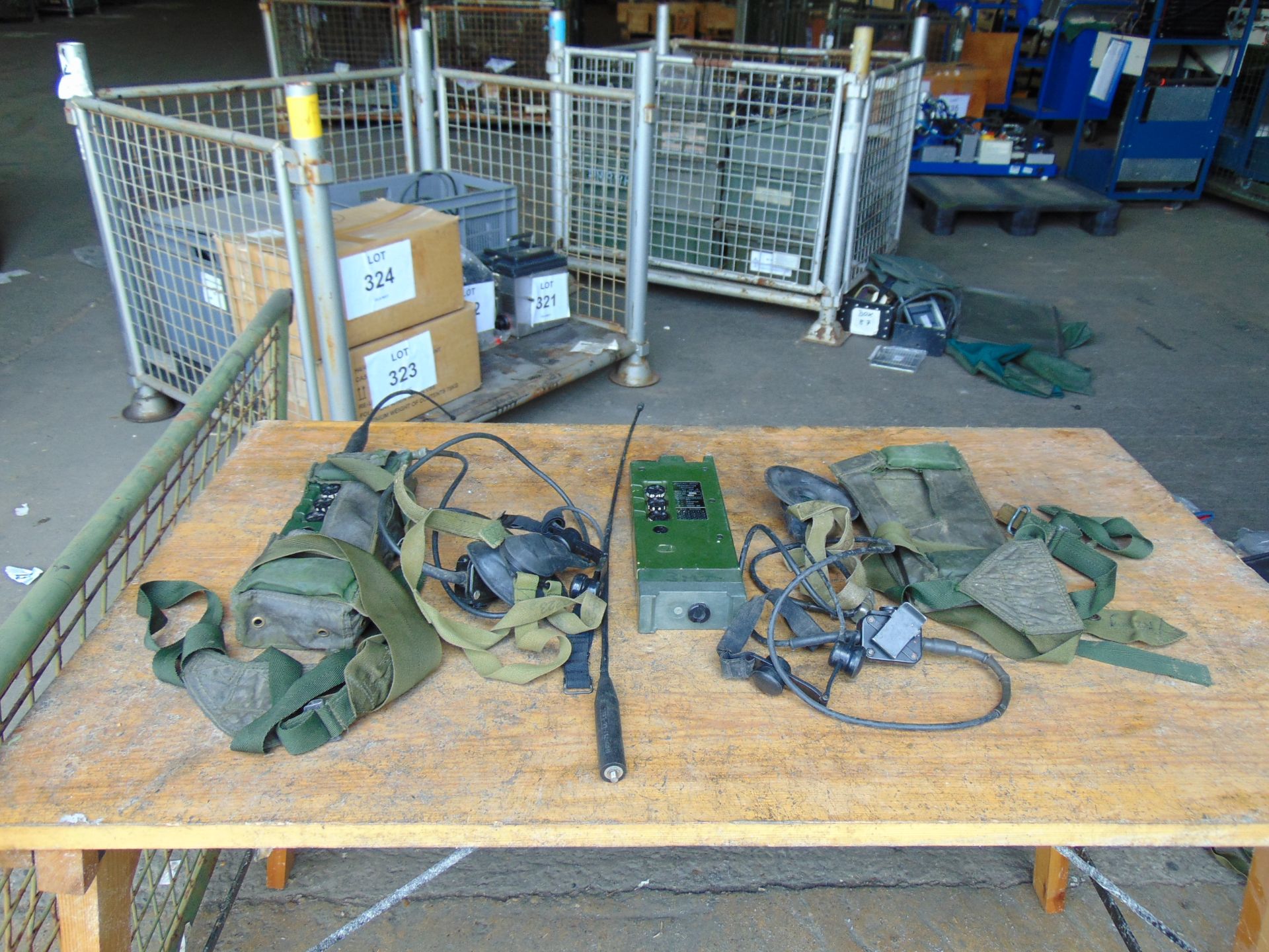 2 x RT 349 British Army Transmitter / Receiver c/w Pouch, Headset, Antenna and Battery Cassette. - Bild 2 aus 5