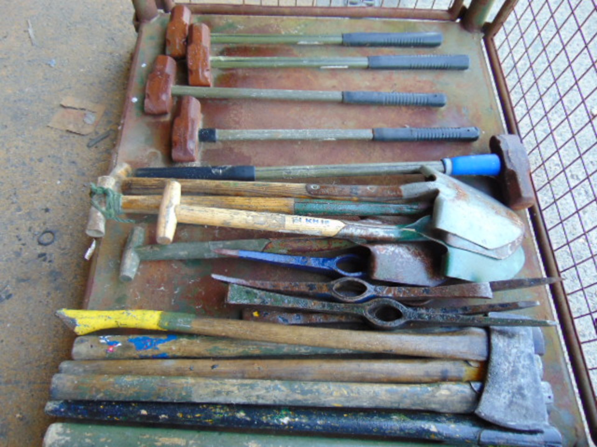 1 x Stillage British Army Axes, Sledge Hammers, T handle Shovels, Picks and helves (20 items) - Image 4 of 5