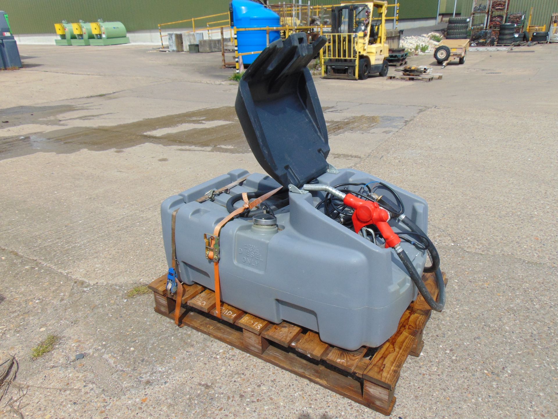Selecta 200 Litre 50 Gall Portable Refuel Tank c/w 12Volt Pump Hose and Automatic Refuelling Nozzle - Image 8 of 14