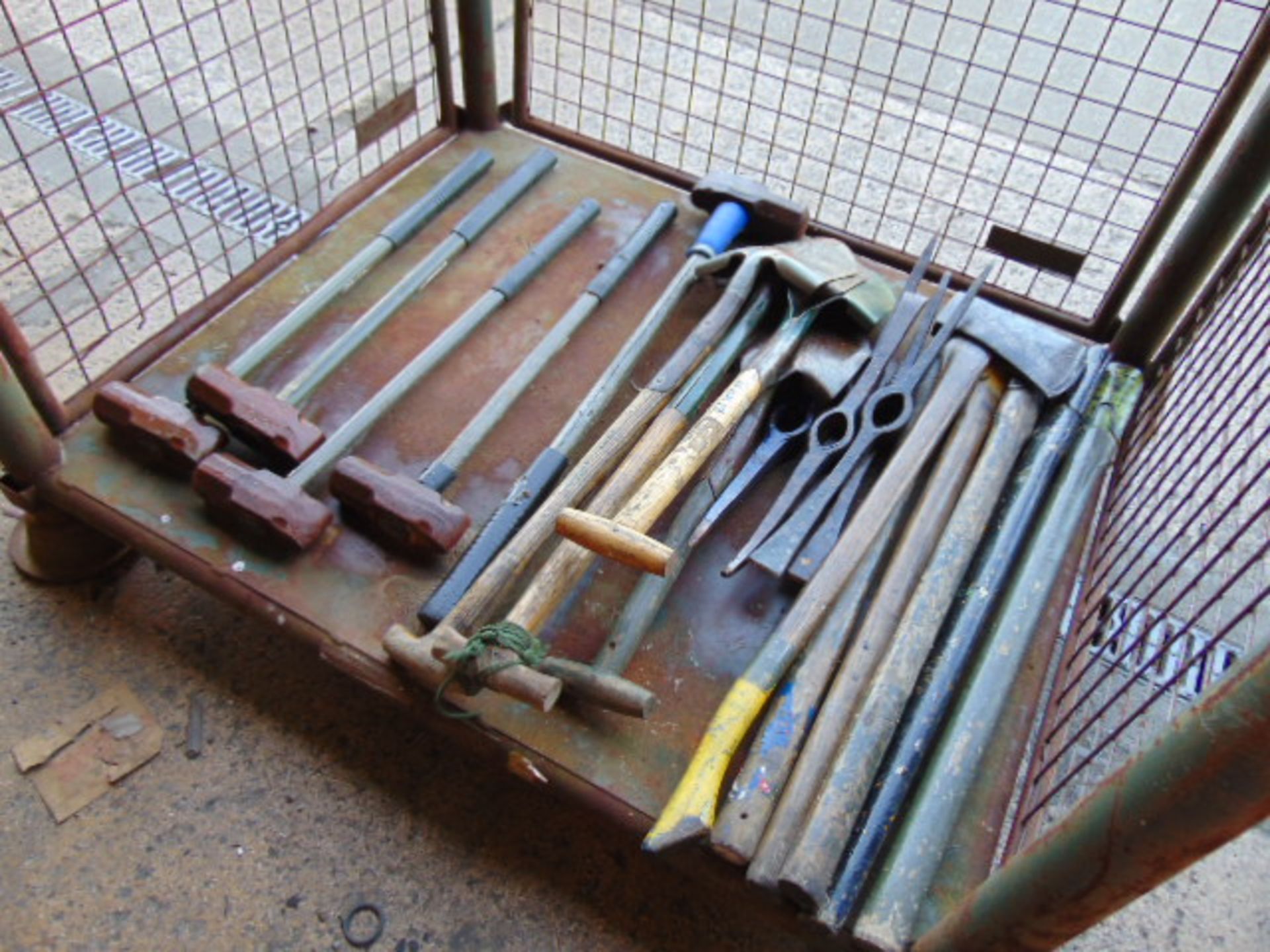 1 x Stillage British Army Axes, Sledge Hammers, T handle Shovels, Picks and helves (20 items) - Image 3 of 5