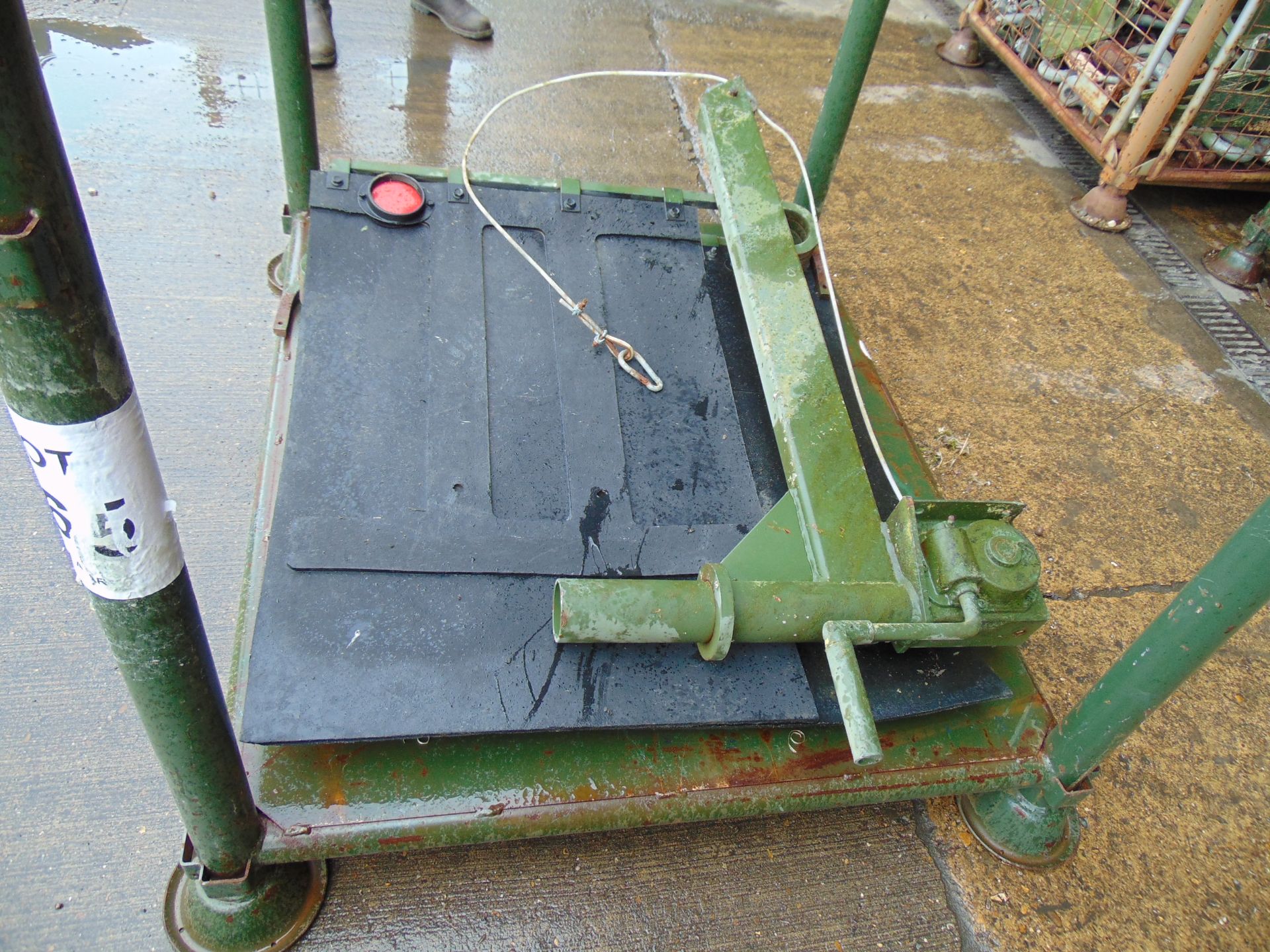 4 x Trailer Mud flaps and Lifting Crane from MoD - Image 5 of 6