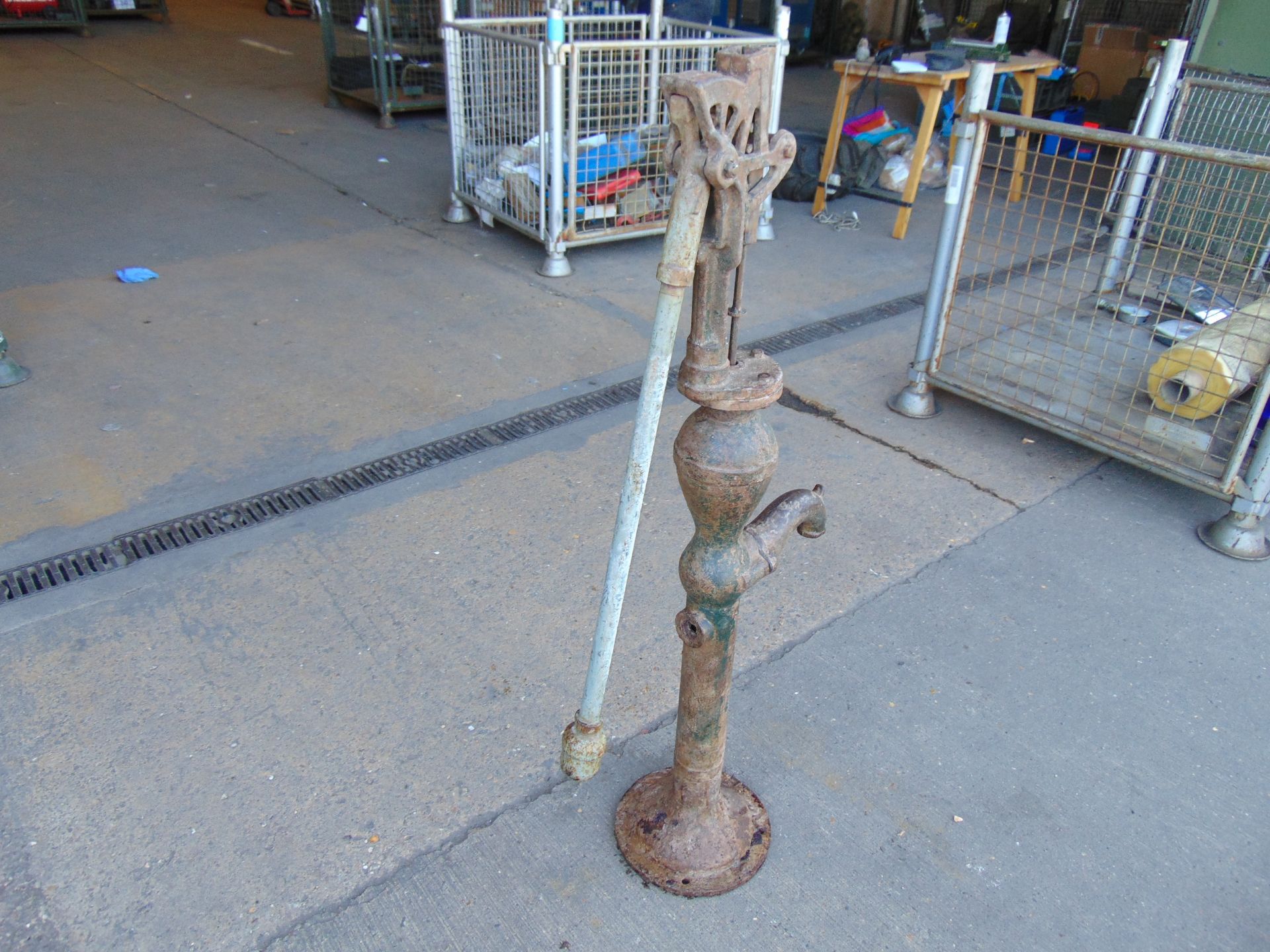 Lovely Antique Cast Iron Hand Pump Ideal for Garden etc - Image 5 of 6