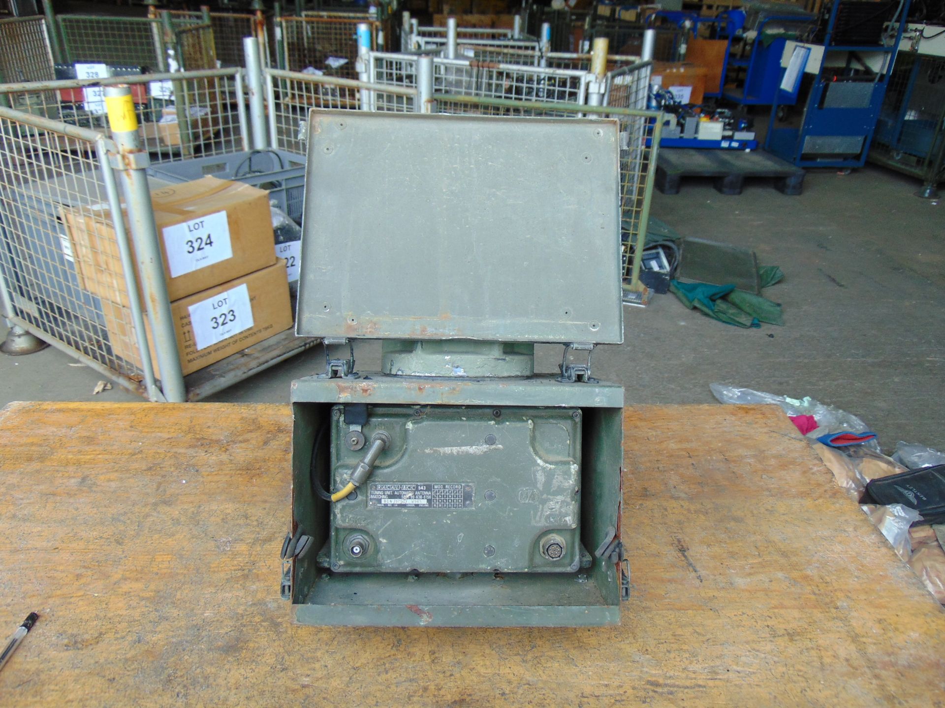 Clansman Land Rover Wing Box c/w Tuner and Antenna Base Getting Hard to Find - Image 4 of 5