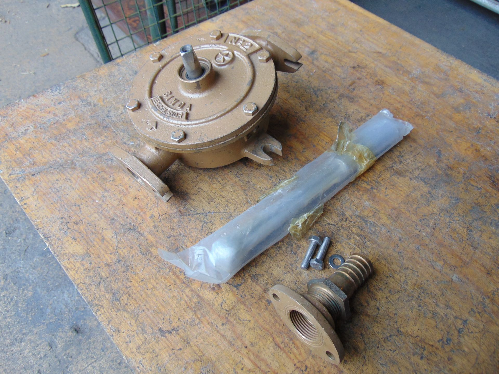 New Unissued Rotary Water Pump and Fittings c/w Handle - Image 2 of 4